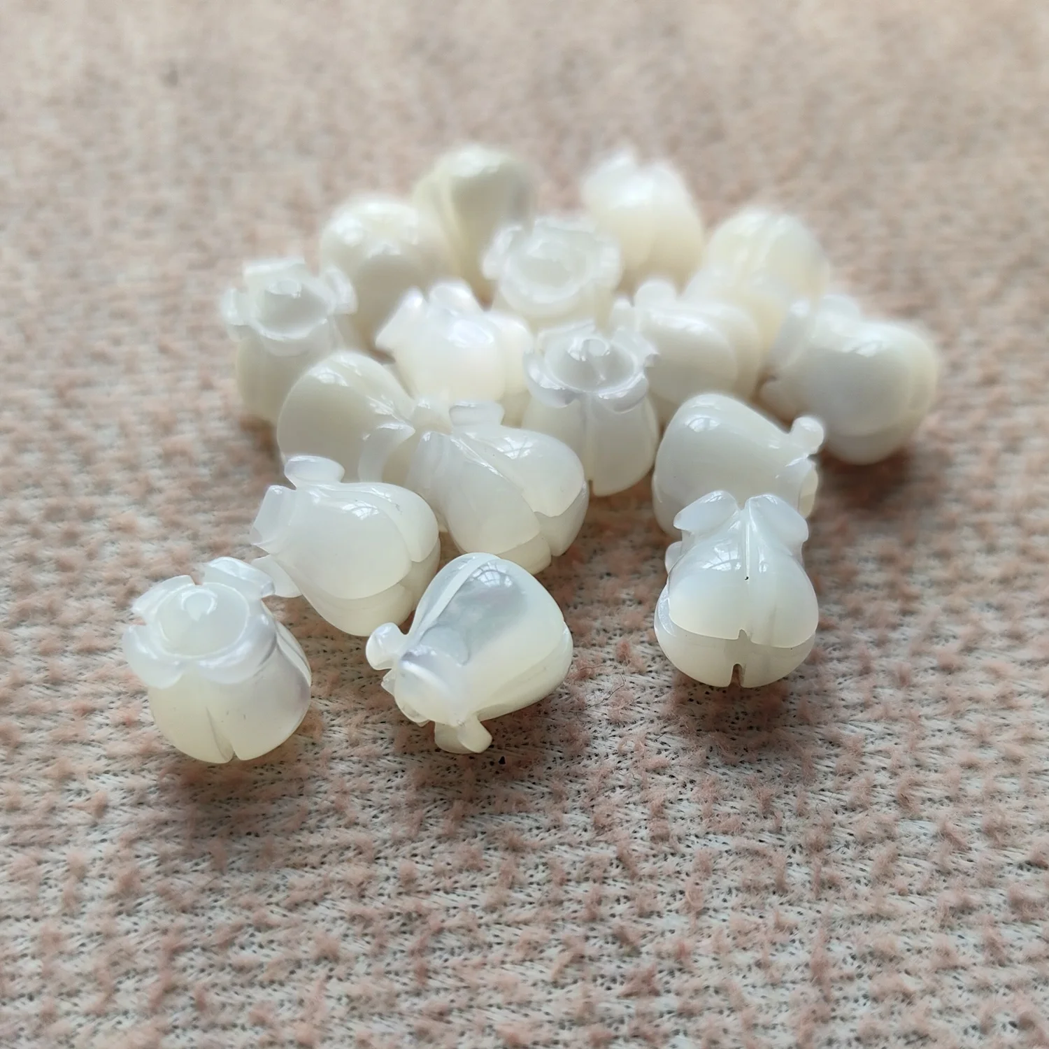 Hot sale hawaiian crown flower bead mother of pearl crown loose bead