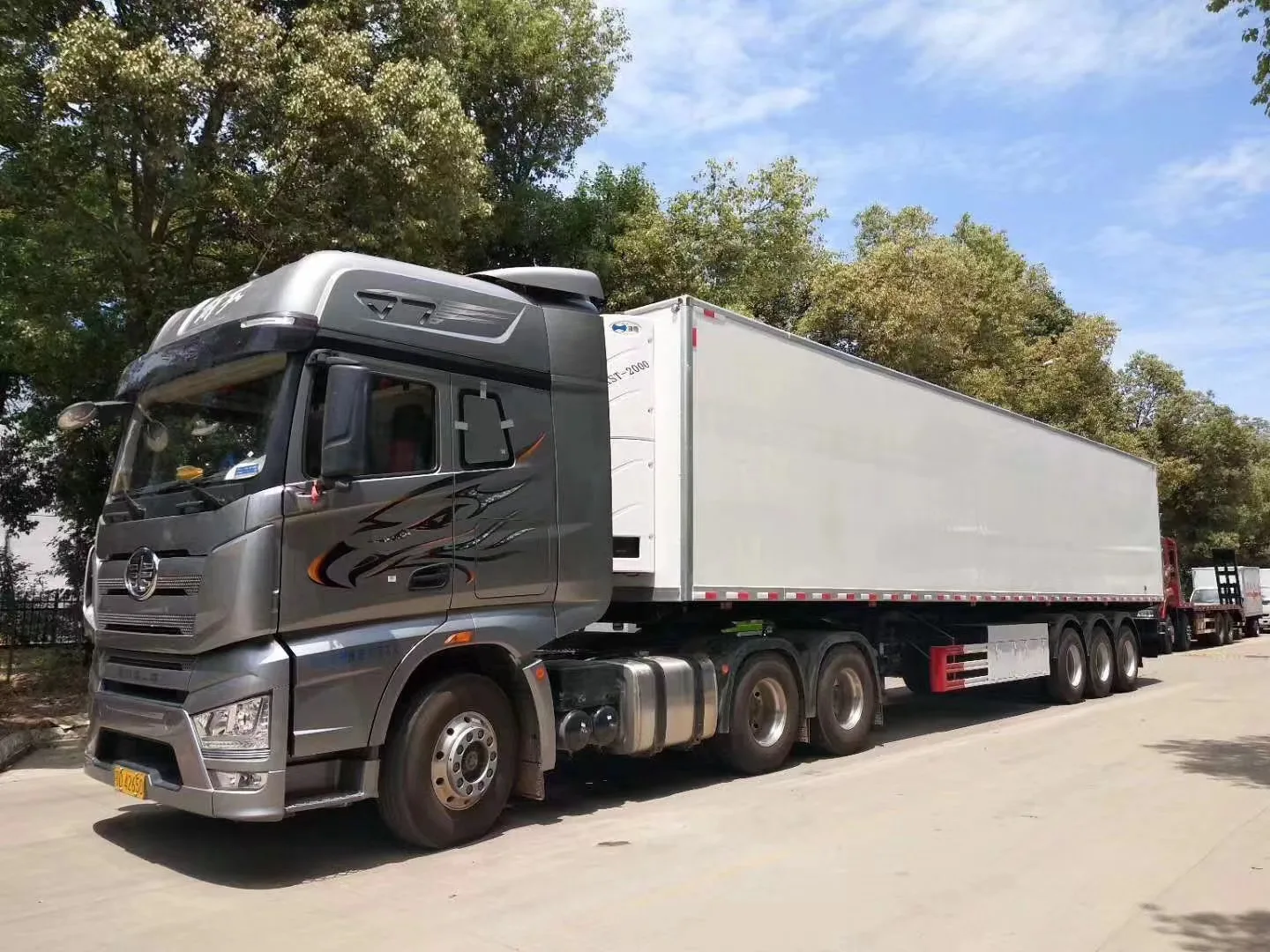 Custom 30ton Beef Semi-trailer Pork Semi-trailer Frozen Food Semi-trailer Dongfeng Brand Cummins Diesel Engine 430hp T-bar Plate