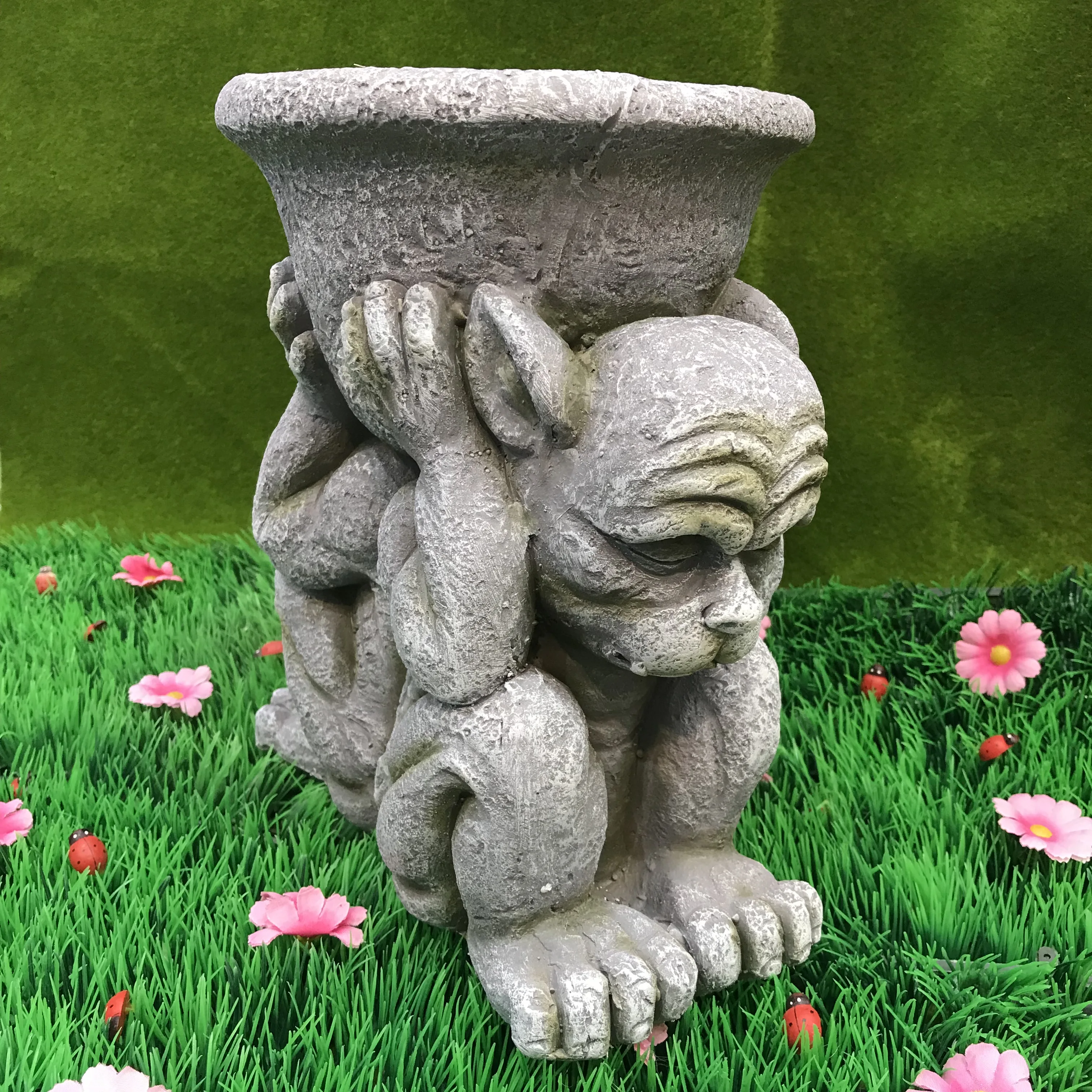 Custom outdoor yard decoration resin funny gargoyle garden statue for sale