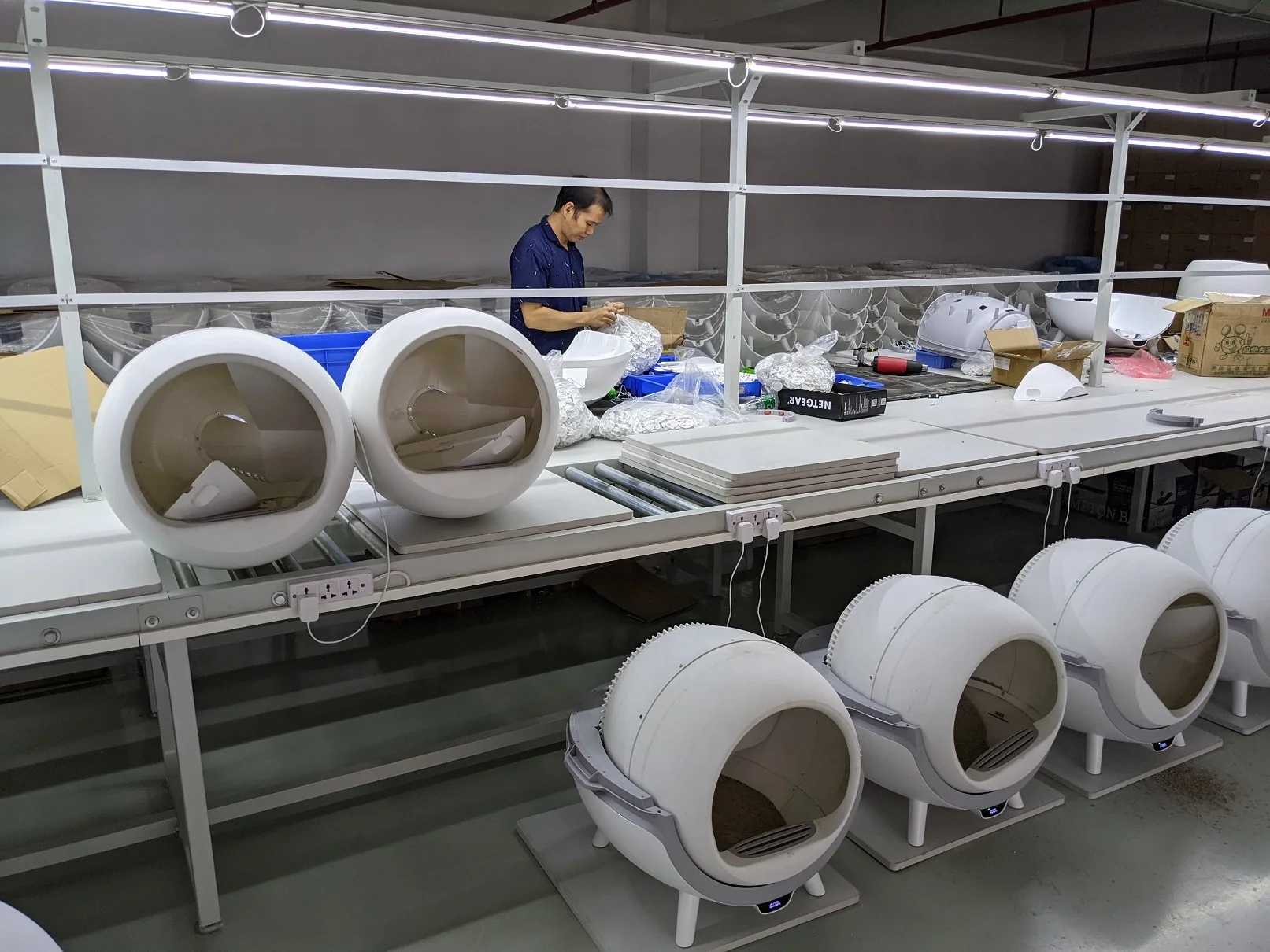 YHpet Hot Selling  Large Enclosed Automatic Intelligent Self Cleaning Cat Litter Box with UV light for cats no need poop bags