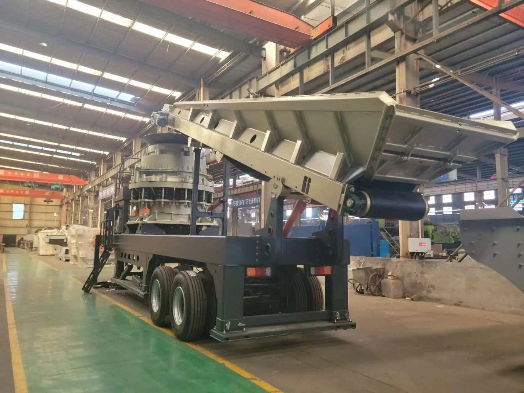 Direct Factory Operation Mobile Crusher Customized Output Professional Design Track Mobile Coarse Crushing Plant