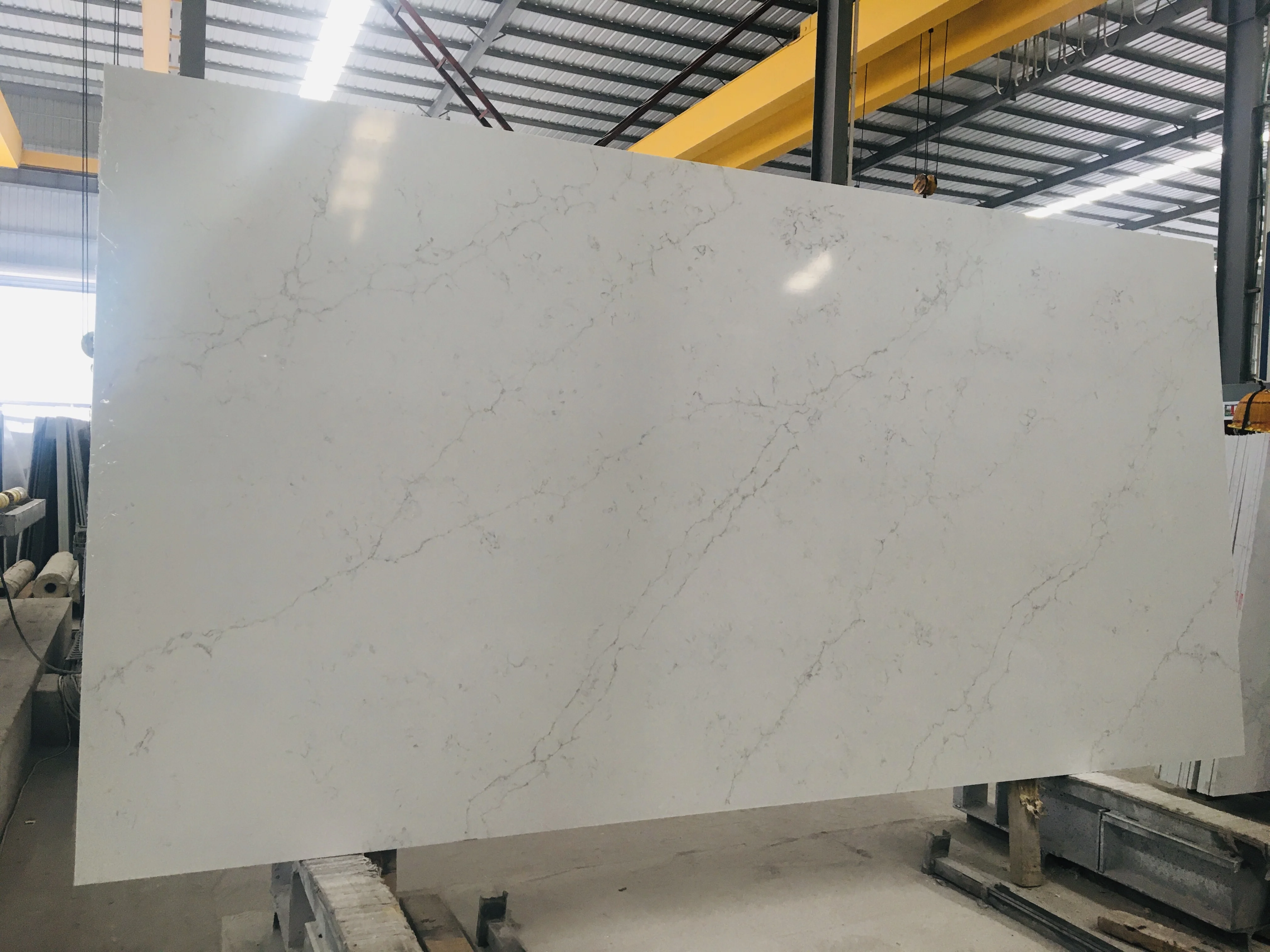 Factory Price Artificial Granite Quartz Stone Countertops Table Tops Kitchen Island Calacata White Customized One-stop Solution