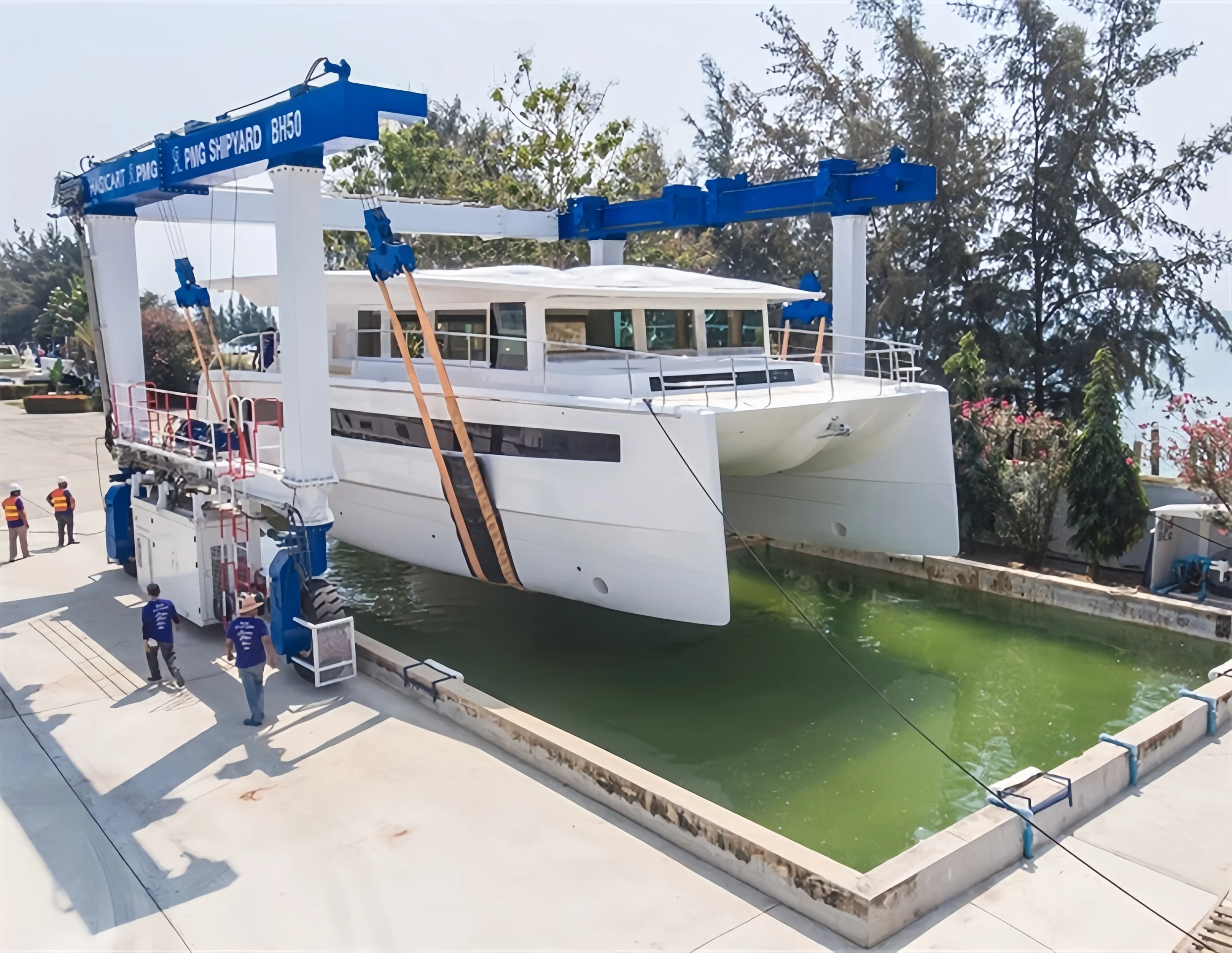 Customizable Mobile Boat Hoist Yacht Transporter Gantry Crane Various Sizes Can Be Customized with Engine as Core Component