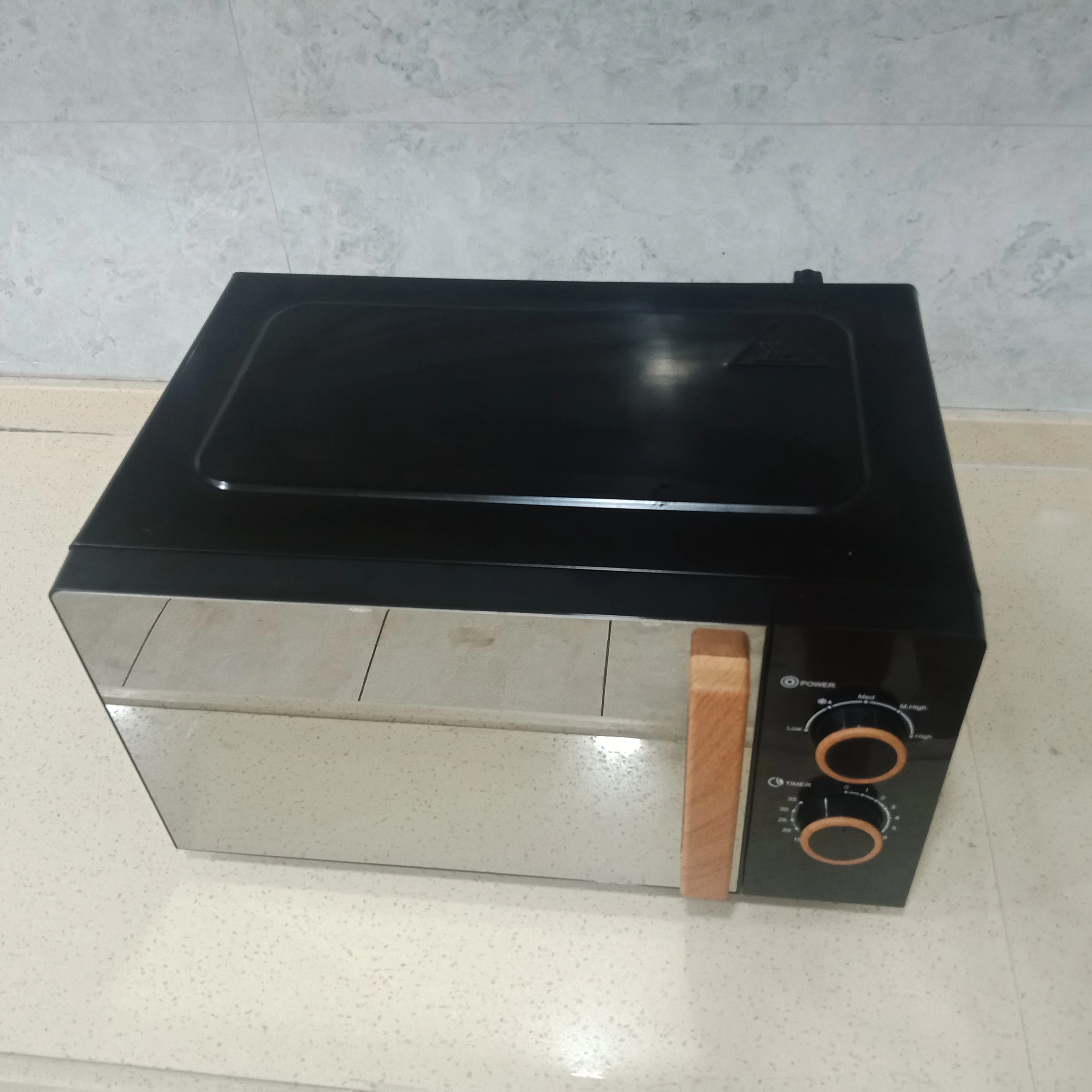 Retro 700W 5 Power Levels Mirror Glass Solo Function Wooden Handle 20L Mechanical Microwave Oven