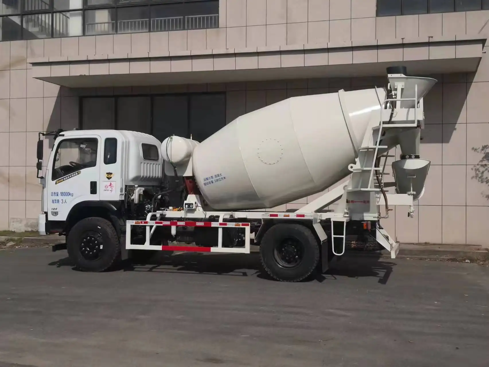 6 Cubic Meter Portable Concrete Mixer Truck For Sale With Self Loading System And Cement Transport Capacity