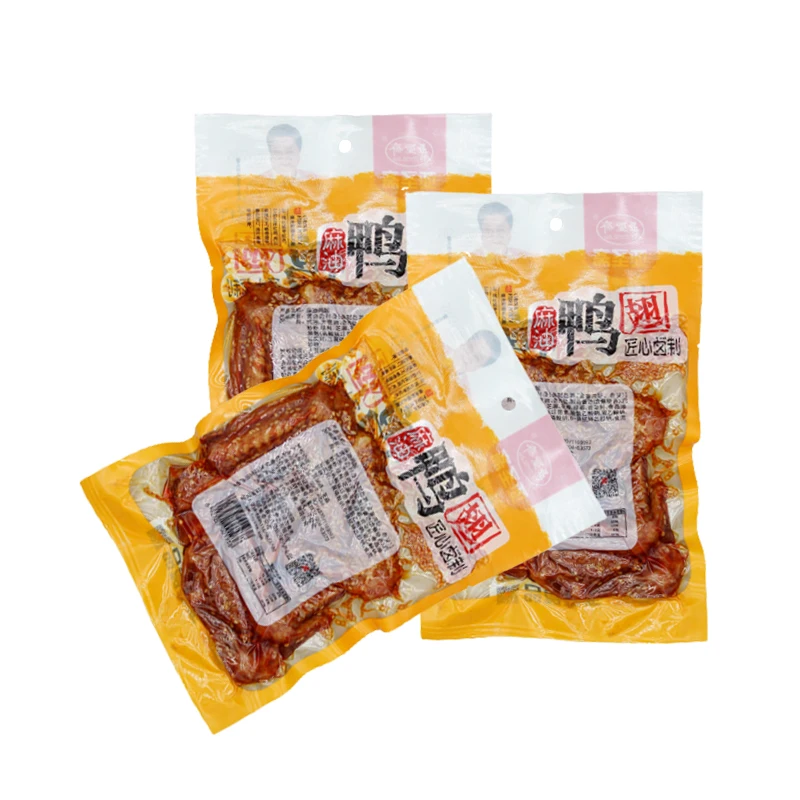 Вкусный готовый к употреблению крылышки с перьями утки пропеллы