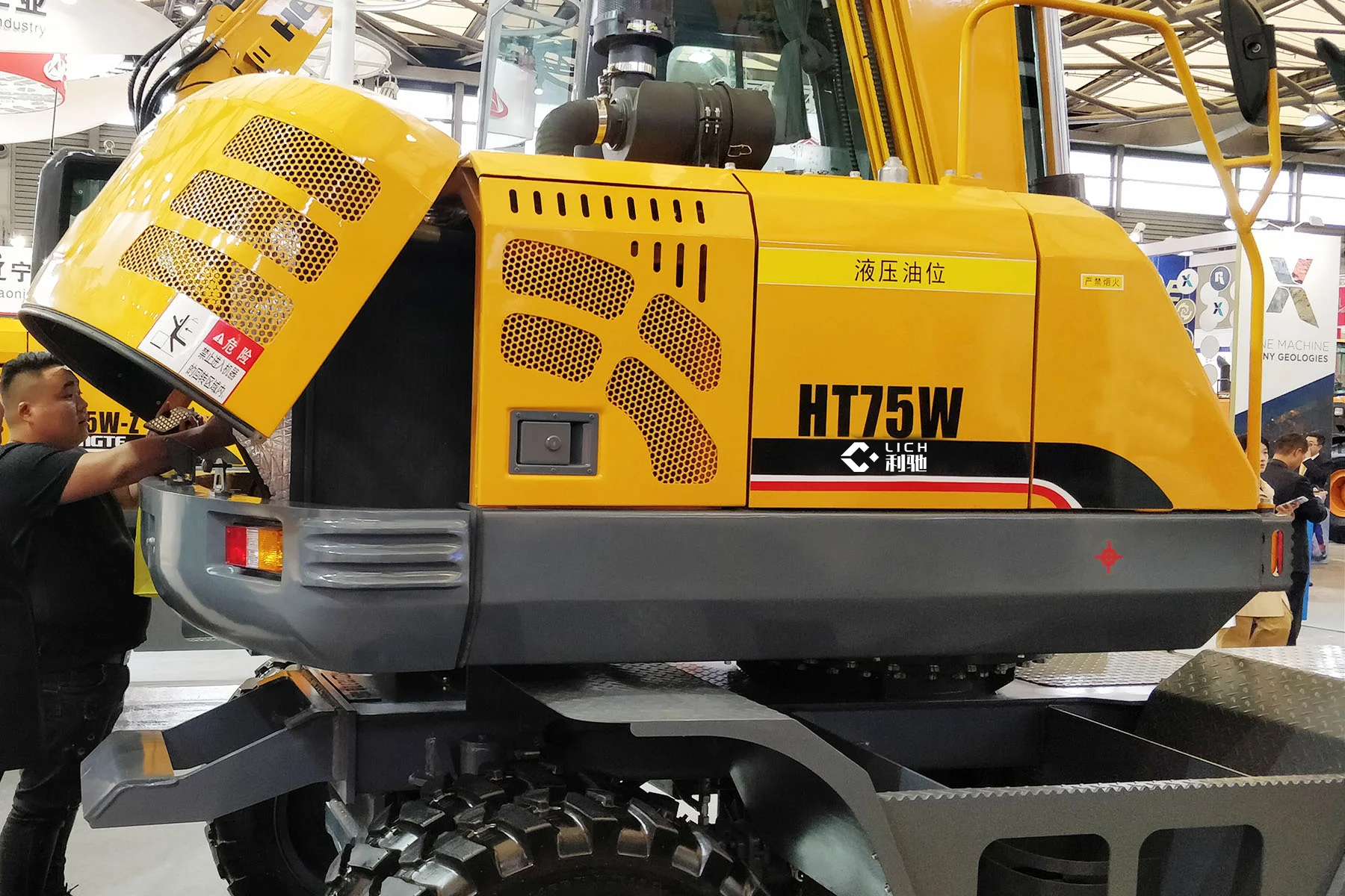 LICHMACH LC295W-9A Excavator 9.5ton 0.3cbm Hydraulic Wheeled Excavators Bucket