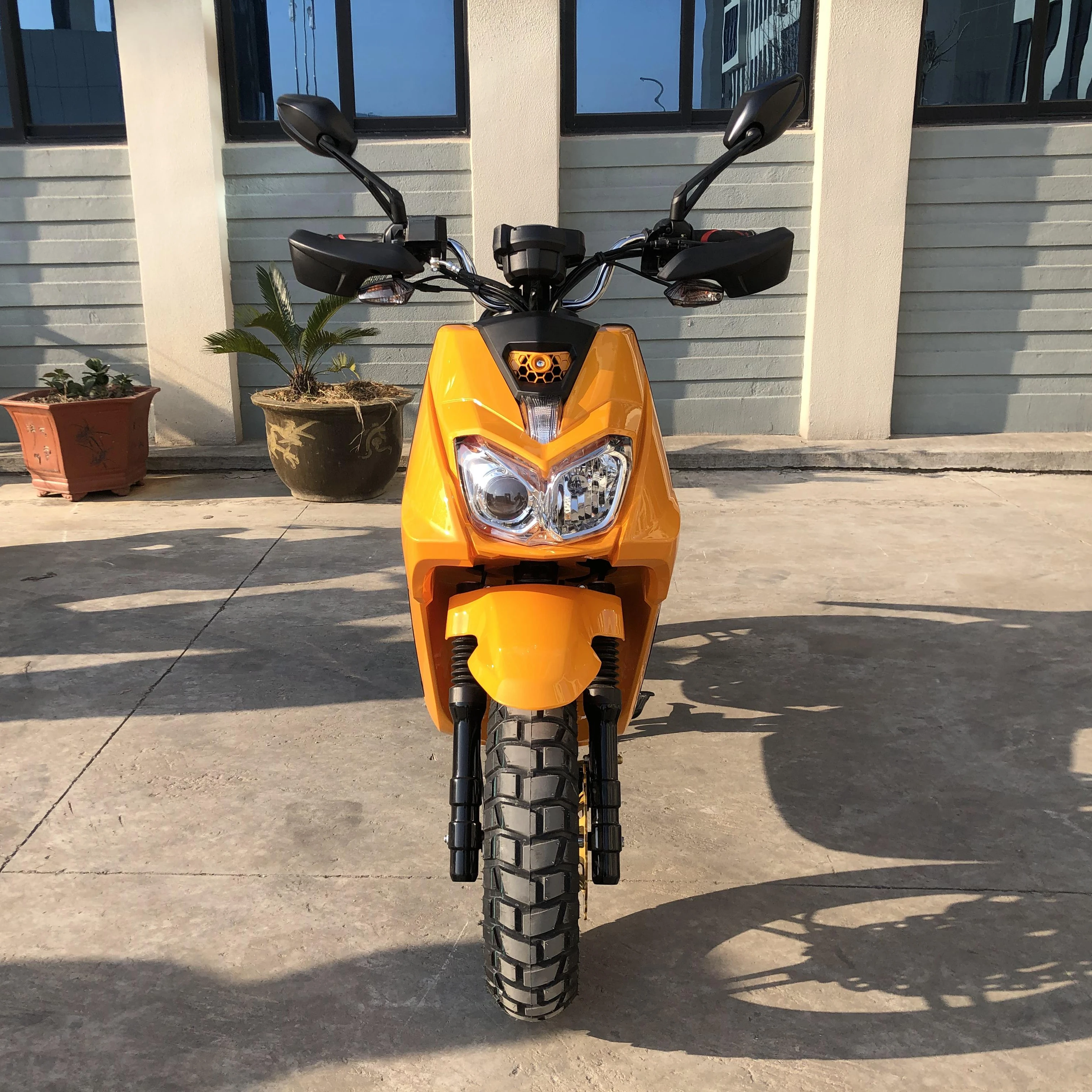 China hot sell Cheap Yellow customized 80cc125cc150cc belt drive Carburetor gas scooters  for adult