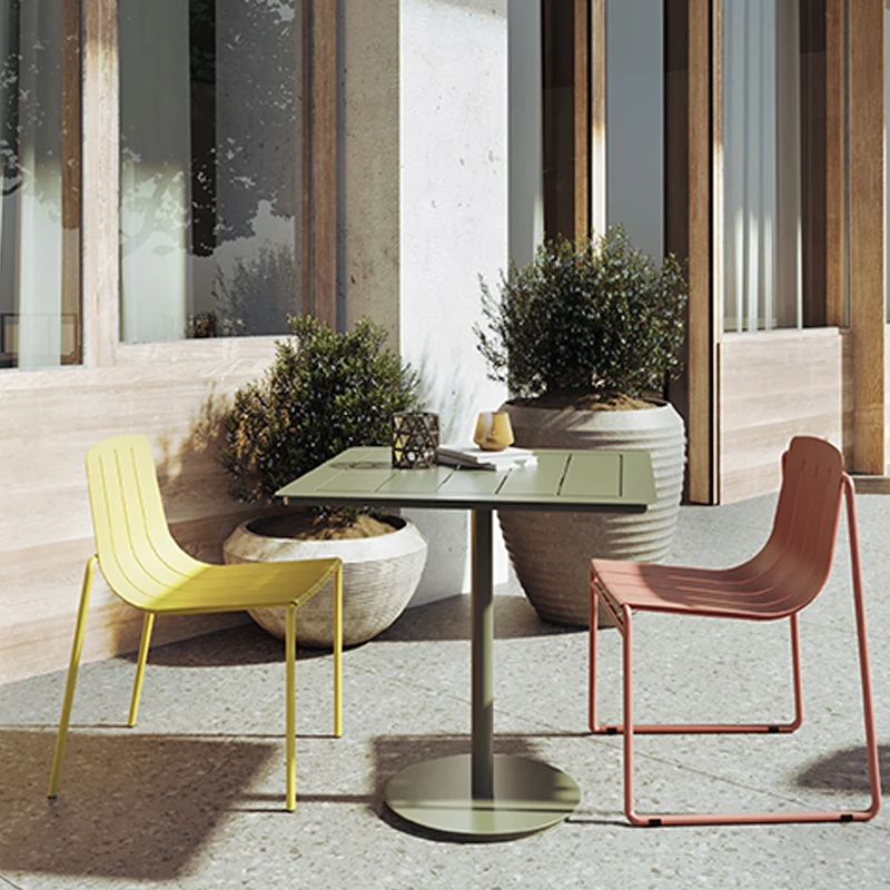 Мебель для кафе Foshan, красный металлический Штабелируемый ресторанный набор обеденных стульев для улицы