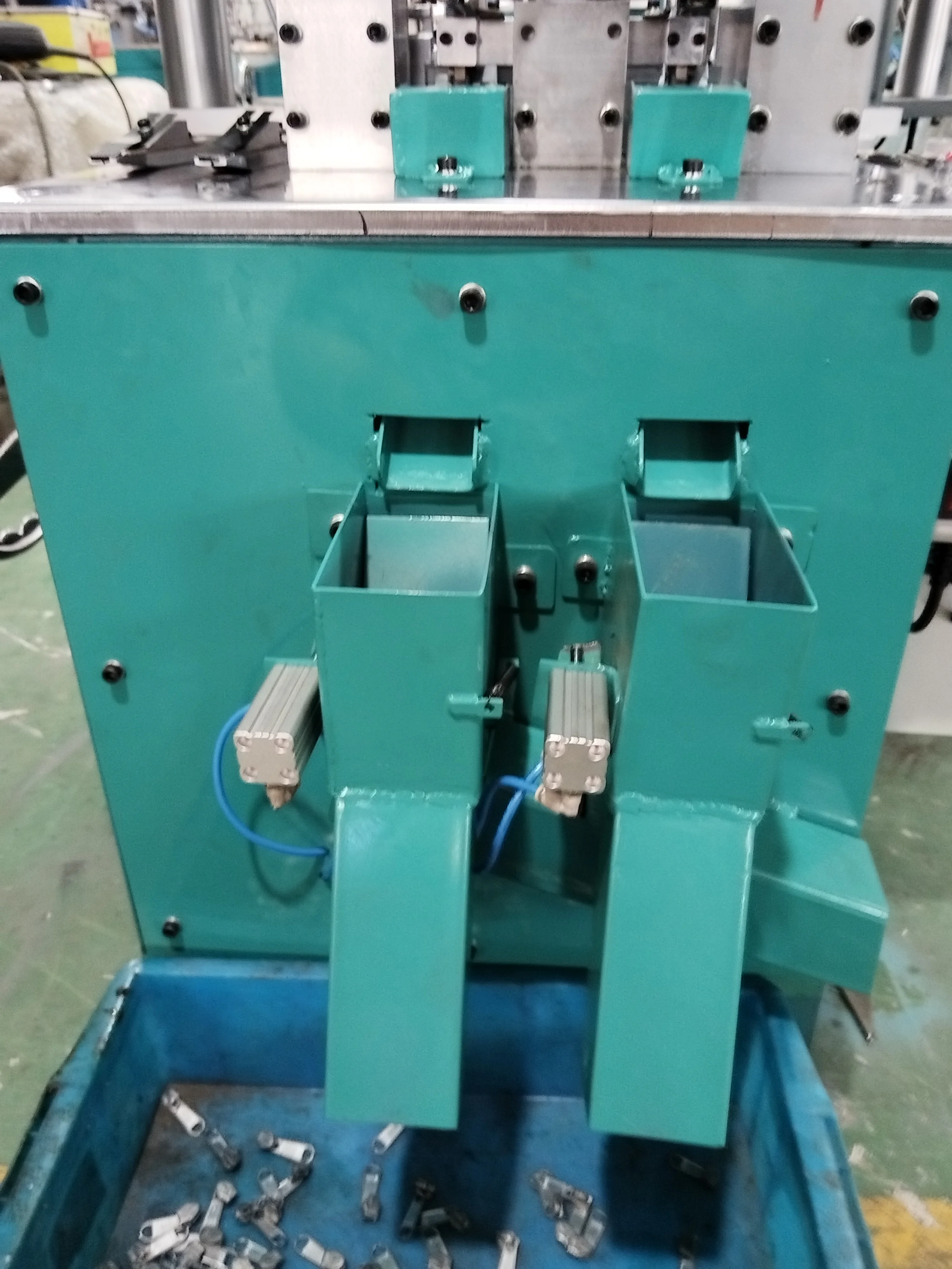 KYY Non Lock Slider Assembly Machine Automatic Luggage Bag Zipper Slider Making Machine with Customized Multiple Vibrators