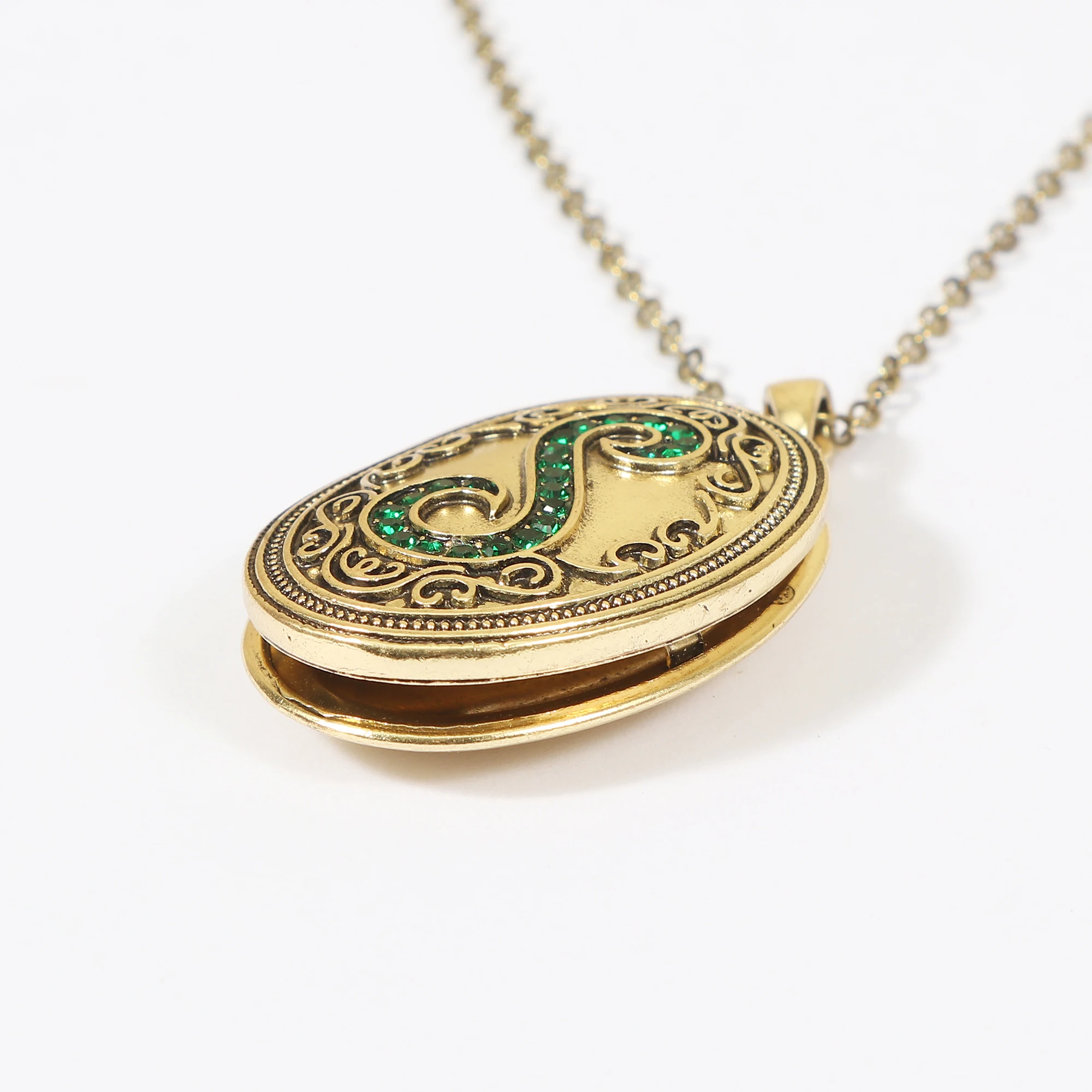 New Style Custom Cheap Oval shaped Green Rhinestone Crystal S Letter Locket Frame pendant Necklace With Picture