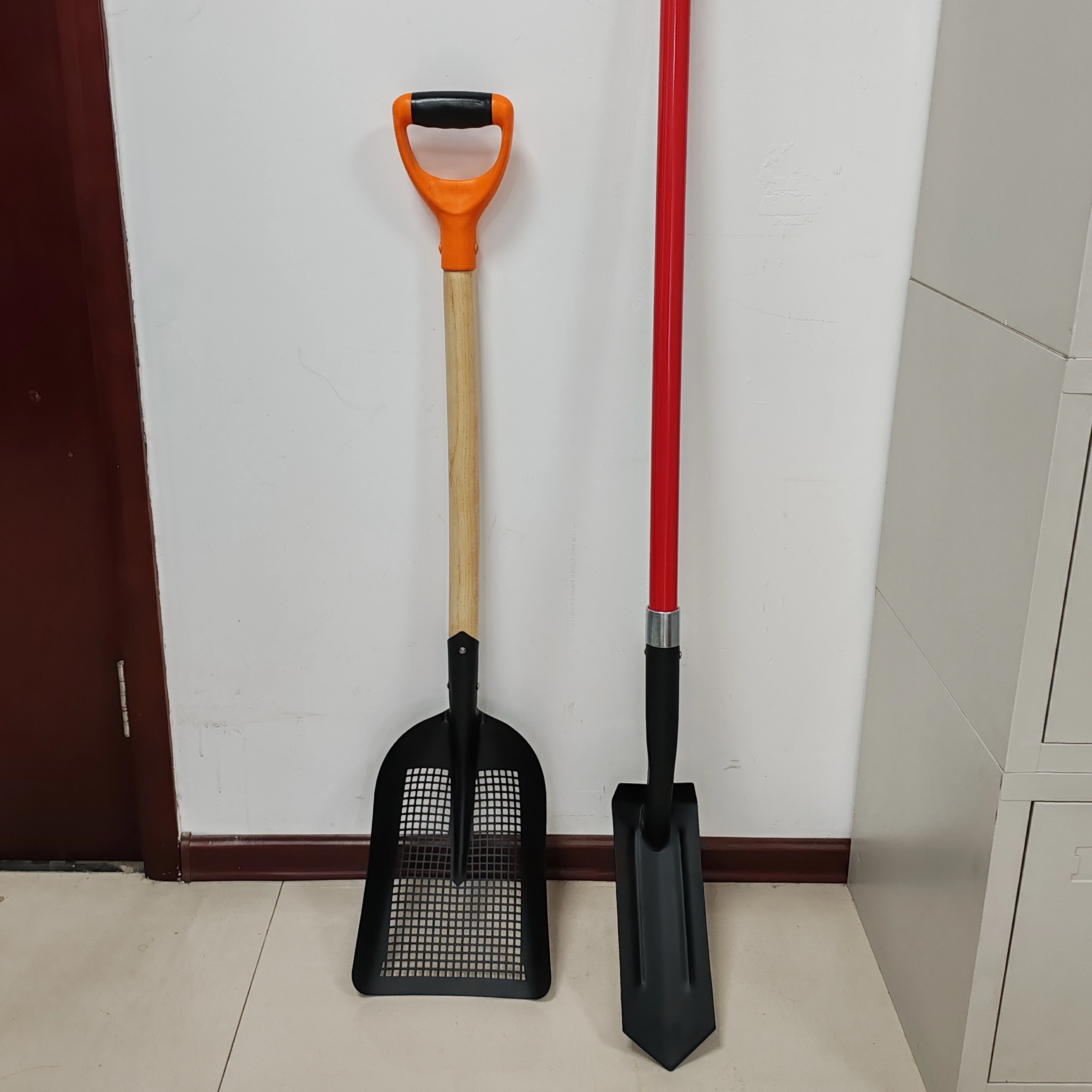 HIGH QUALITY 4 INCH TRENCHING SHOVEL WITH FIBERGLASS HANDLE