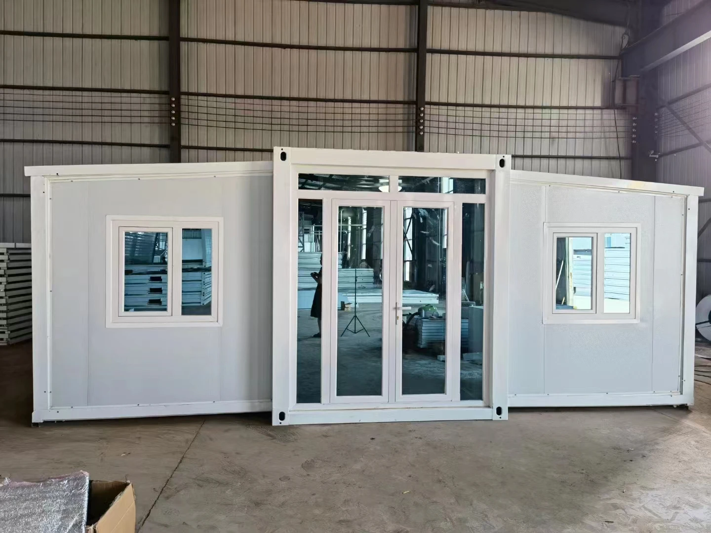 Factory Price 20 Feet Luxury Villa Modern Extendable Living Container House for wholesale price