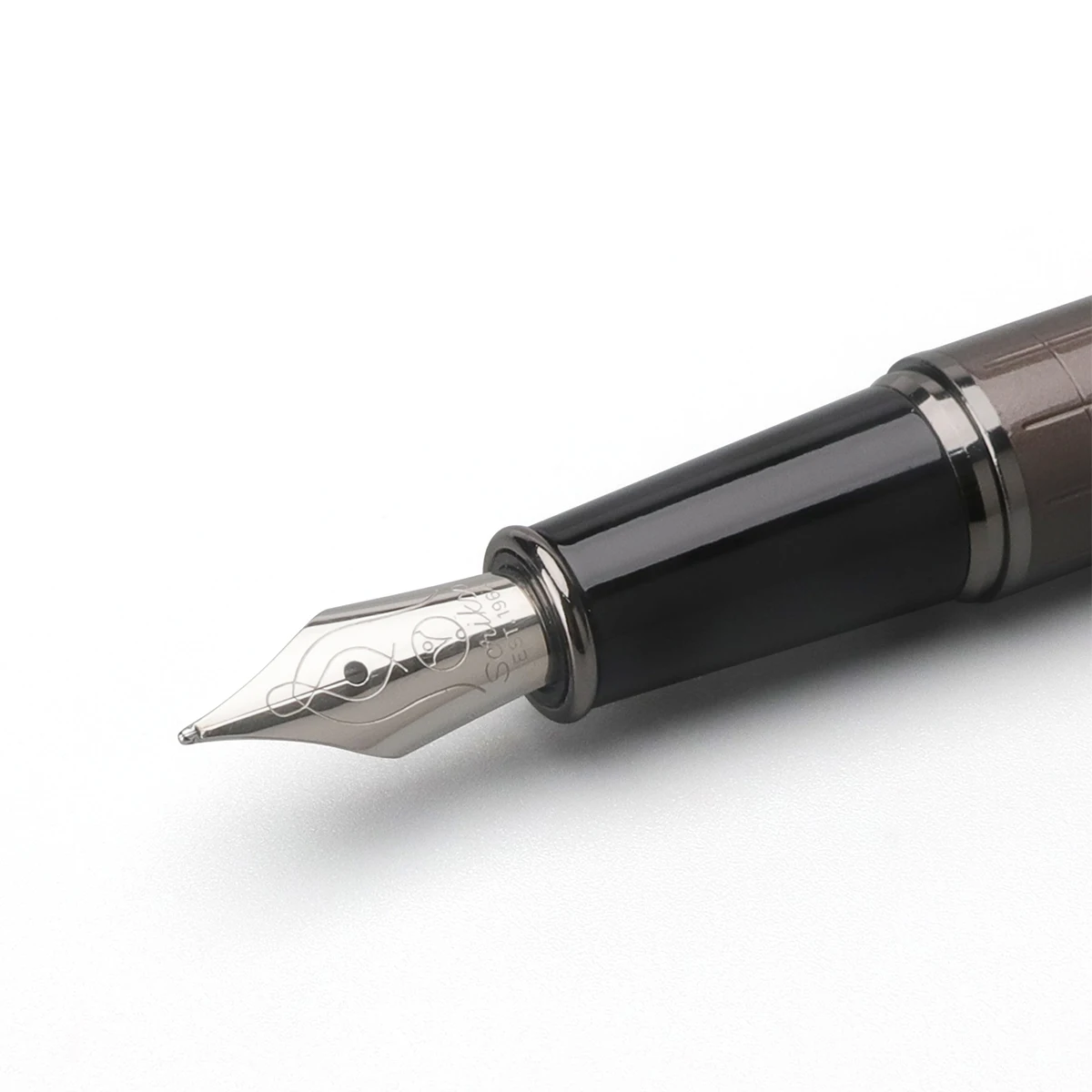 Customized Design Fountain Pen With F Size Nib Checked Barrel For Business Gift