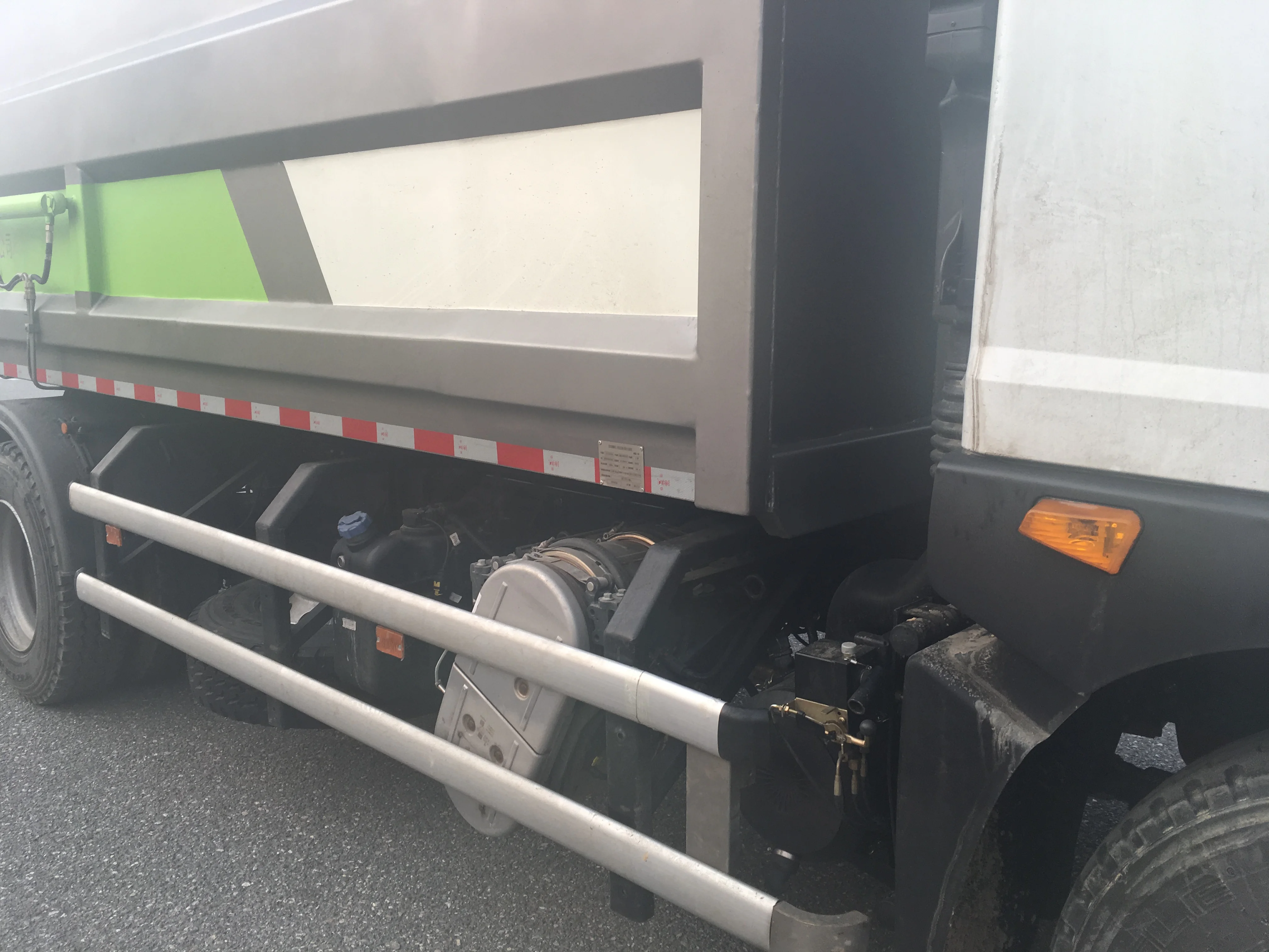 Colors design dongfeng kangmingsi B6 large-scale compression docking refuse collector 15 cbm municipalities lift garbage truck