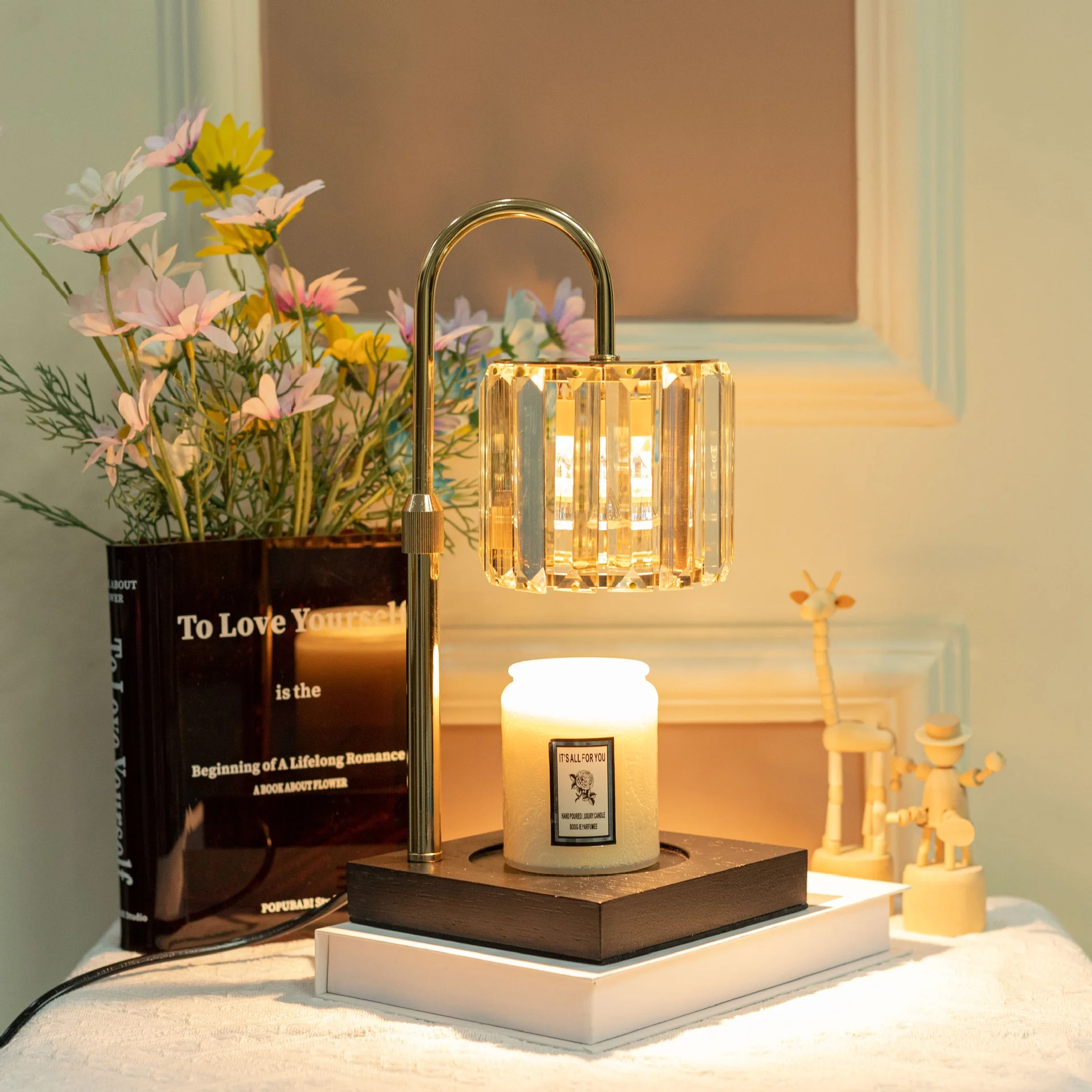 Подсвечник для украшения дома с деревянной основой