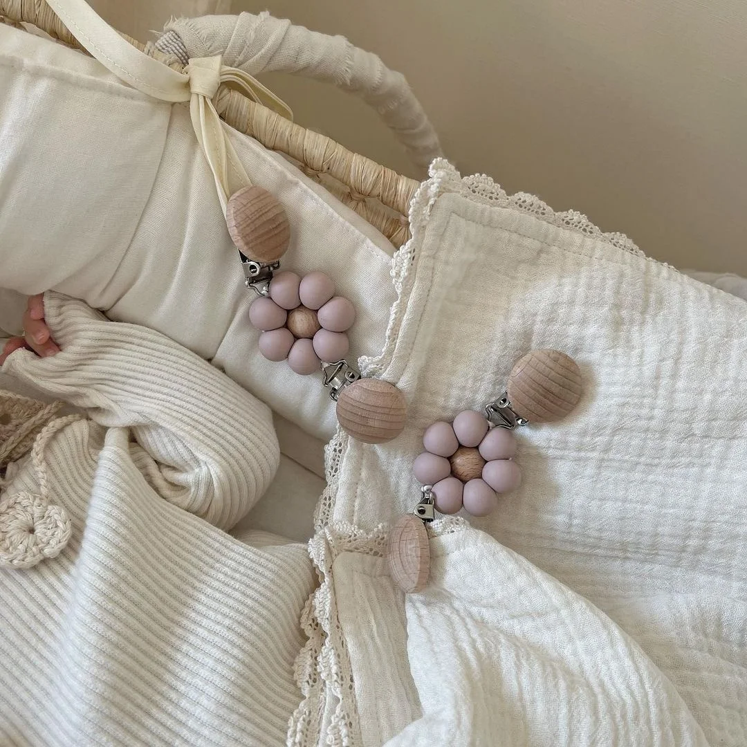 New Free Material Wood And Silicone Beads Baby Teether Dummy Clip Colorful Daisy Flower Pacifier Clip Chain