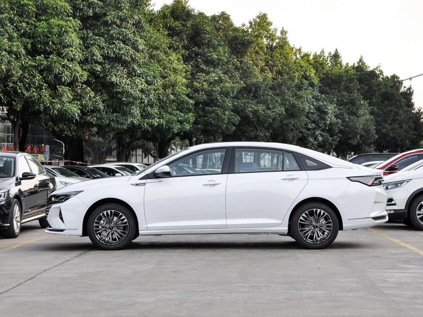 Новая модель 2023 г. гибридный автомобиль Dongfeng Yixuan Max на 5 мест седан в Узбекистане