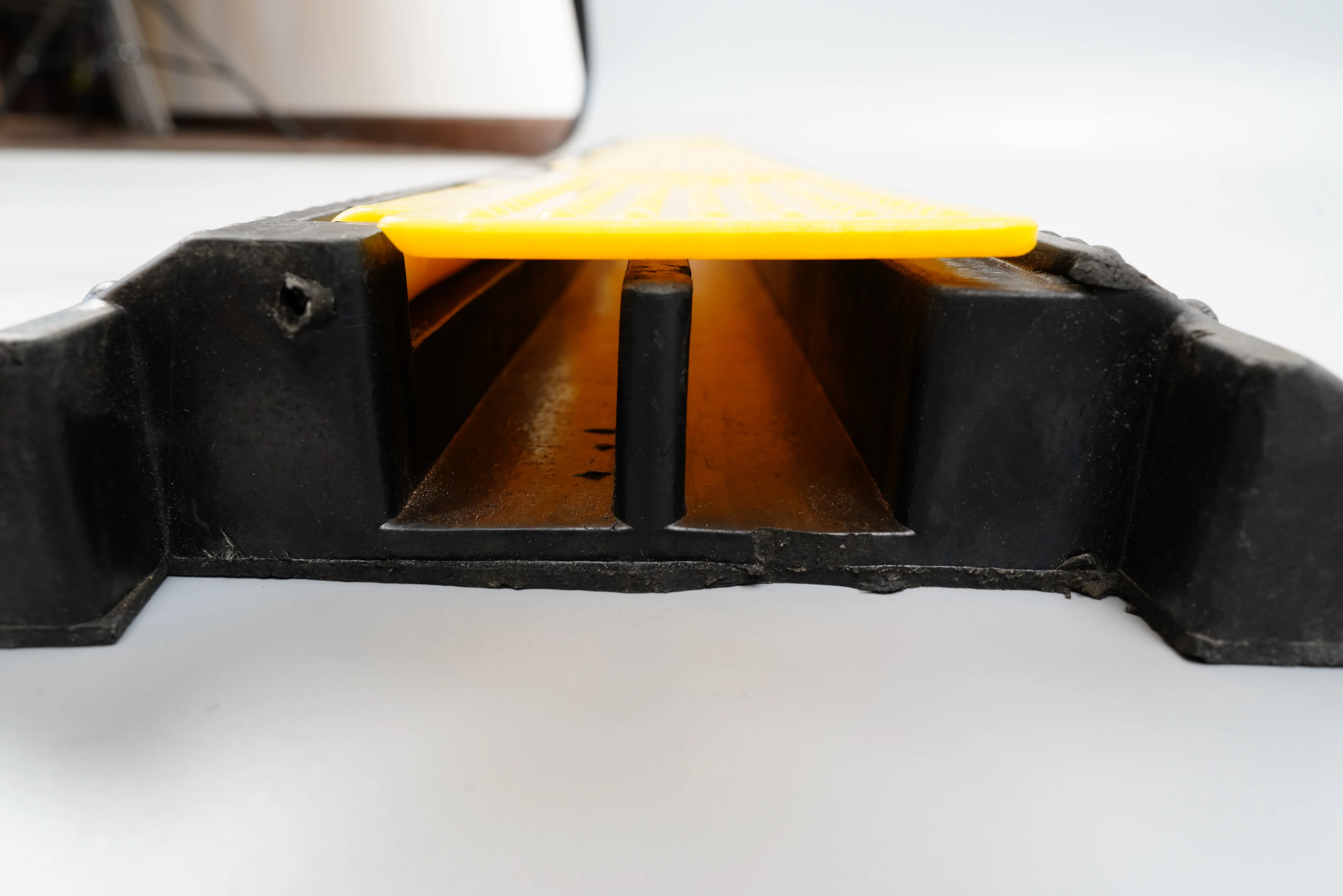 Heavy duty Load Capacity PVC cover speed ramps 2 channels Cable Protector speed bumps