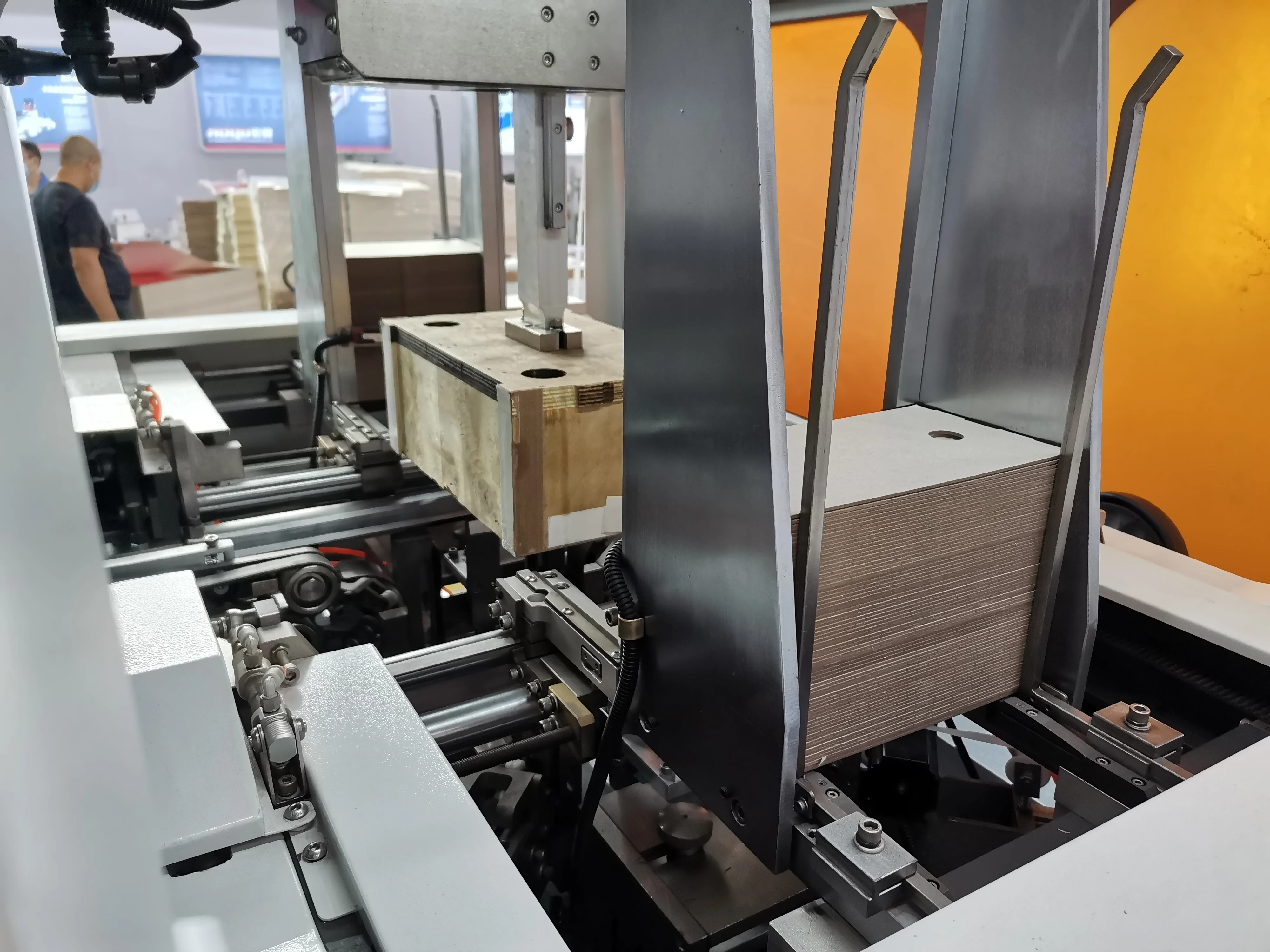 GS-4030 автоматическая машина для склеивания трех бумажных досок и угловой лентой, для изготовления жестких коробок