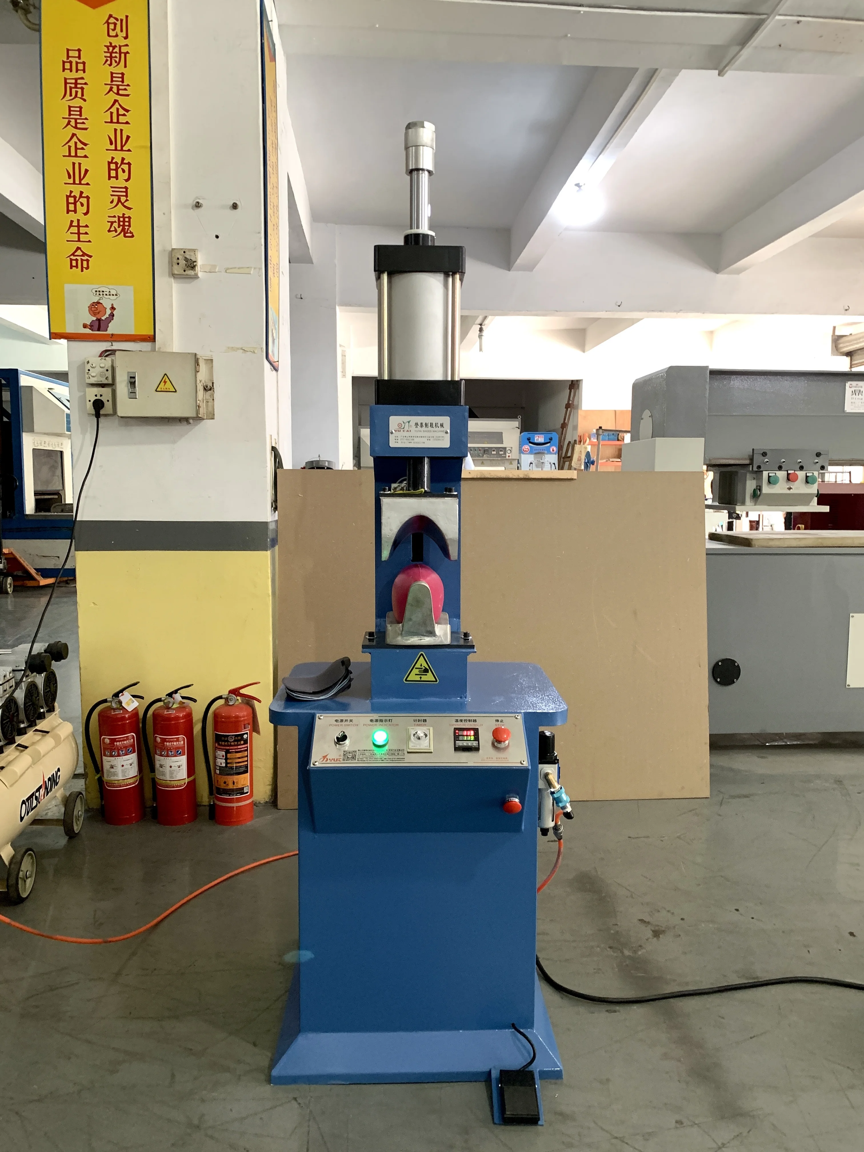 Машина для формования обуви