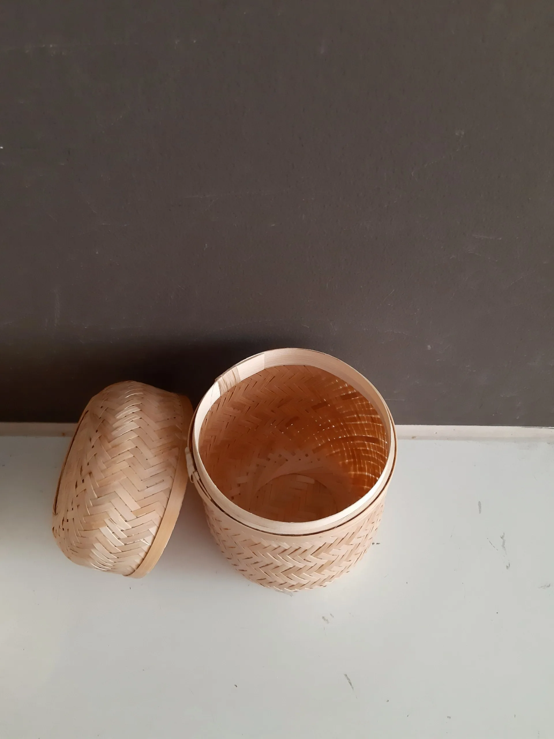 Eco Friendly Wholesale Manufacture Vietnam Storage Cosmetic Custom Round Handmade Woven Bamboo Tea Caddy Box With Lid