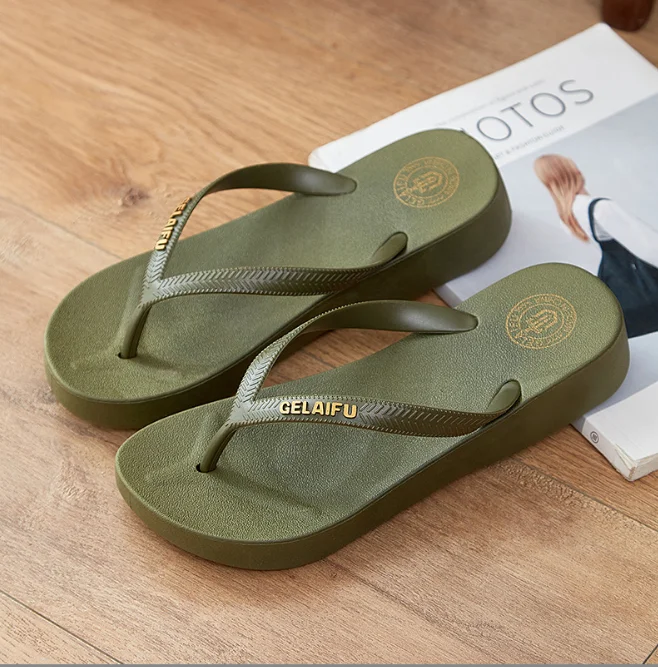 Летние женские шлепанцы на танкетке