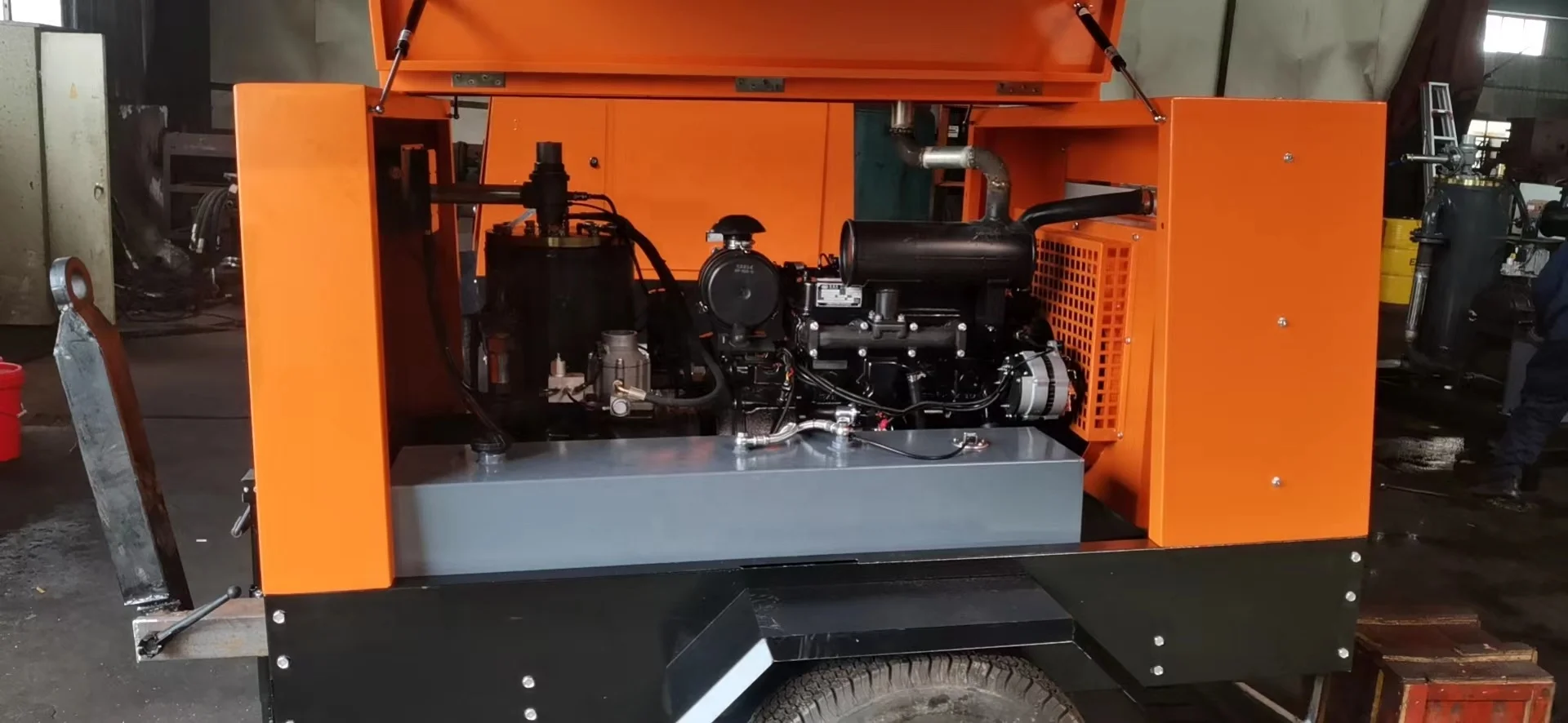 Airstone 25 m3/min 13bar 14bar 22bar Diesel Engine Portable Screw Air Compressor For Mining Work And Jack Hammer