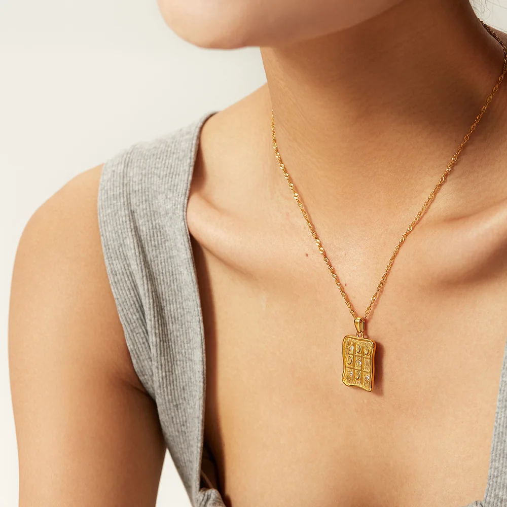 French Retro Twist Chain Mother of pearl Heart shaped Necklace Stainless Steel Zircon Heart-shaped Pendant Necklace