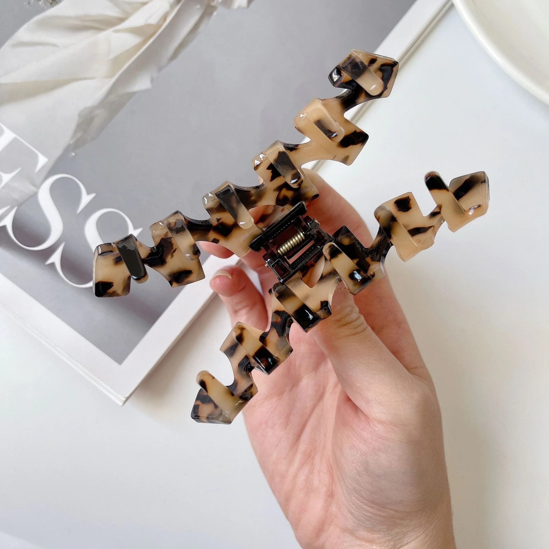 Custom Logo And Color Fashion Big 10.5CM Acetate Hair Claw Clip Lady Elegant Hair Accessories Claw Clips For Women