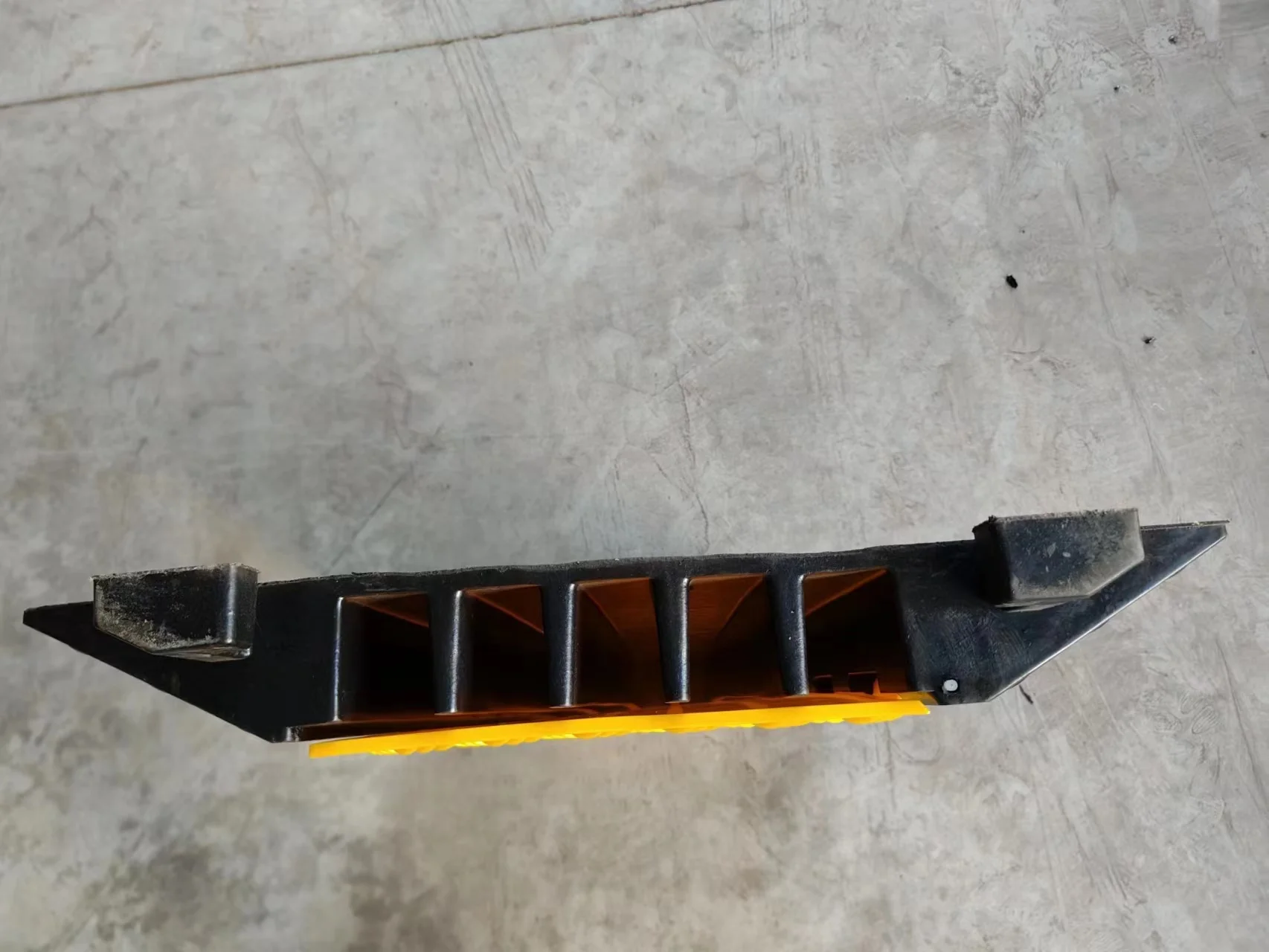 Rubber  Cable Protector Ramp 5 Channel 20000Lbs Load Capacity Traffic Speed Bump Wires Power Lines Extension Cord Indoor outdoor