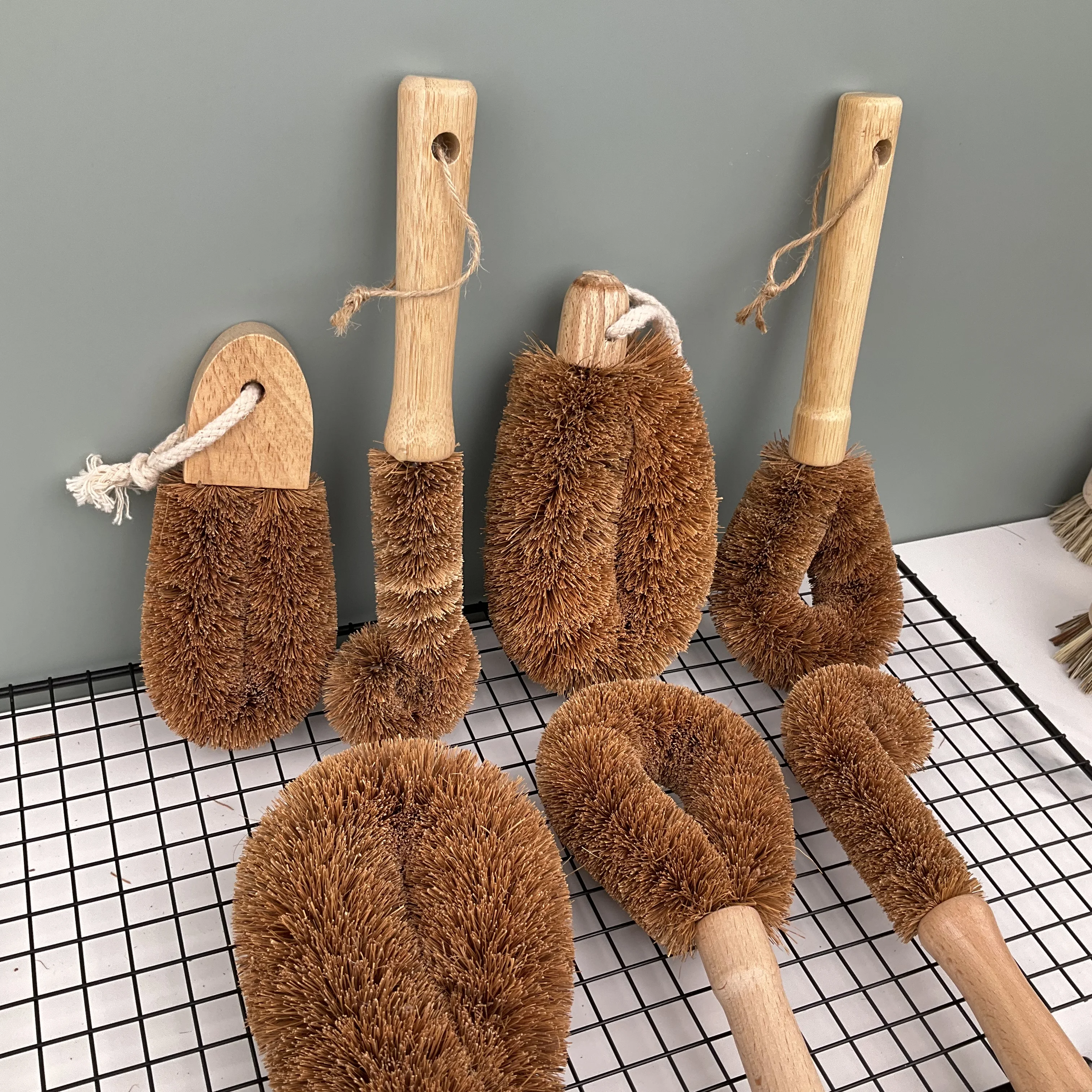 OEM /ODM Kitchen Brush Scrub Set with Bamboo Handle and Coconut Fibers Bristles Vegetable /Bottle Dish Pot Cleaning Brush