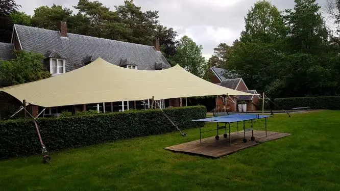 100% водонепроницаемая растягивающаяся палатка песочного цвета используемая для разделения свадьбы