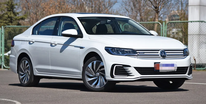 High-speed adult electric cars selling 4 doors and 5 seats in China