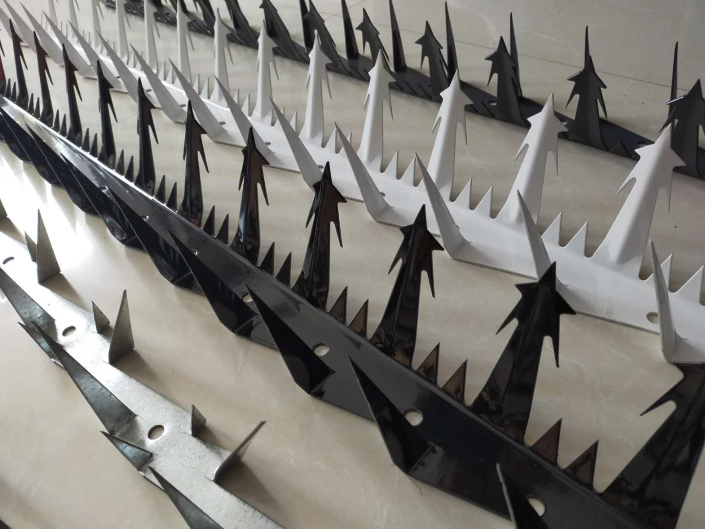 Hot sale fence top anti climbing wall spike PVC coated sharp for building and garden safety