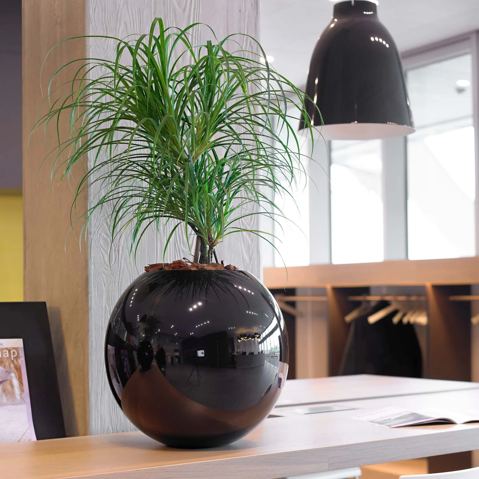 Hotel Round Fiberglass Mall Planter Pot Decor Shopping mall indoor Sphere Garden Flower Pot Vase For Patio