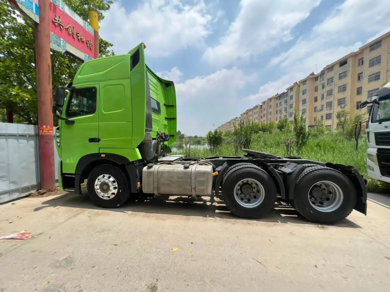 China Heavy Refurbished Used Sinotruk Howo 375HP 6x4 Diesel Left Hino Tractor Truck for sale