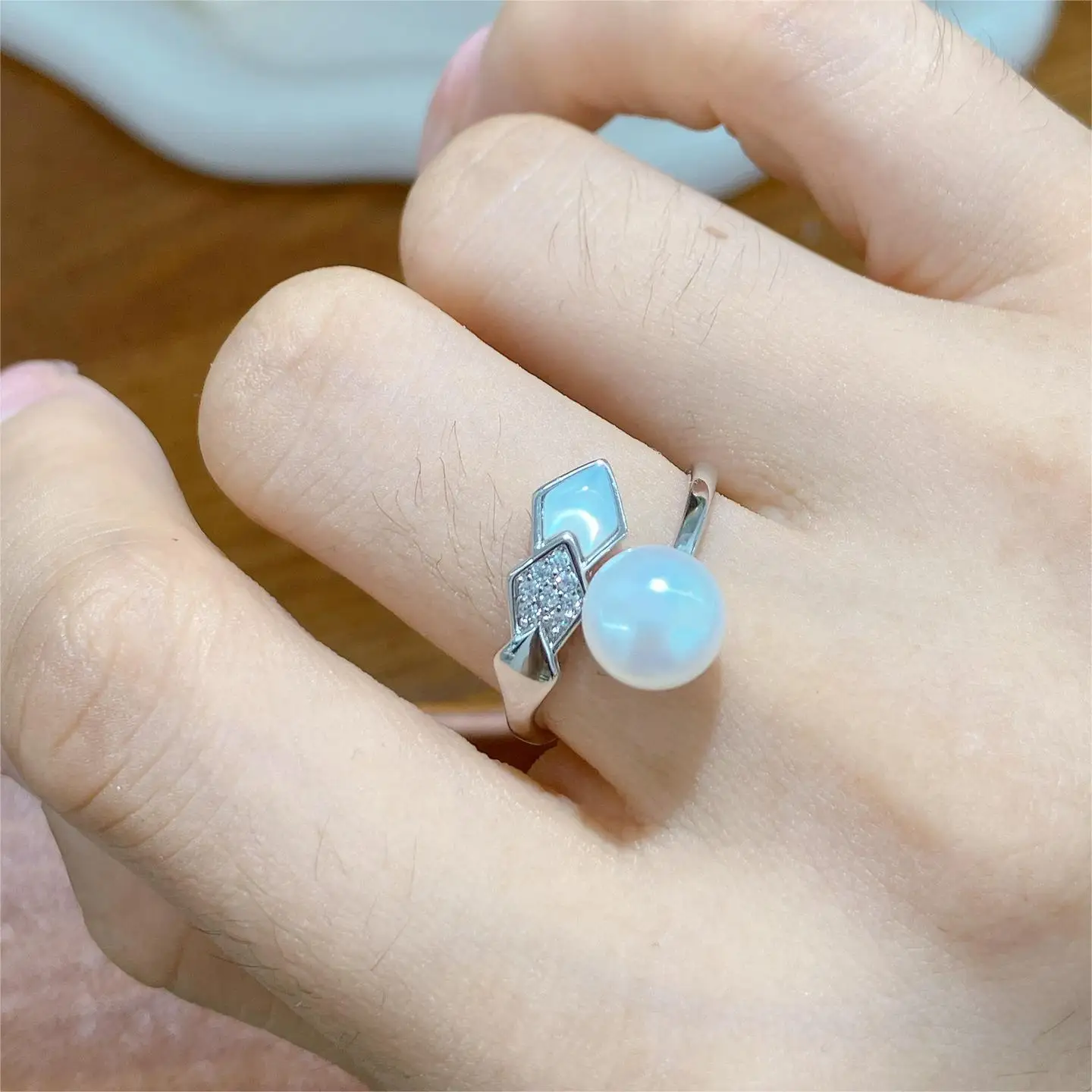 Branded designer jewellery luxury pearl snake bone ring adjustable natural pearl rings with mother-of-pearl for daily