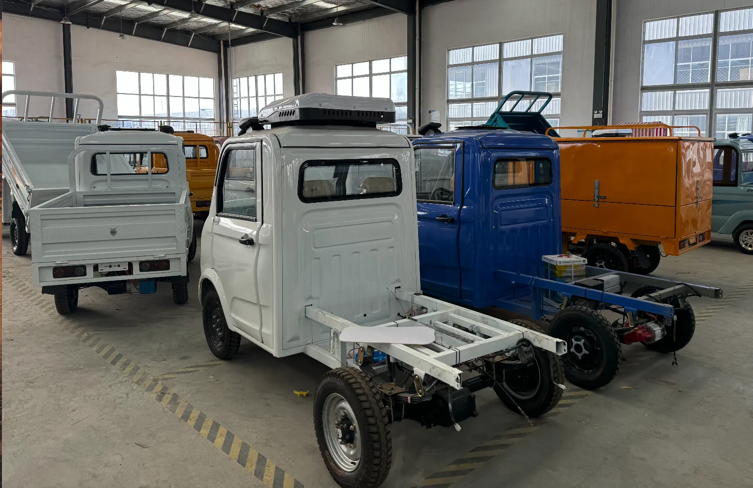 Engineering diesel four-wheel transport vehicle Hydraulic double top four wheel car dump truck