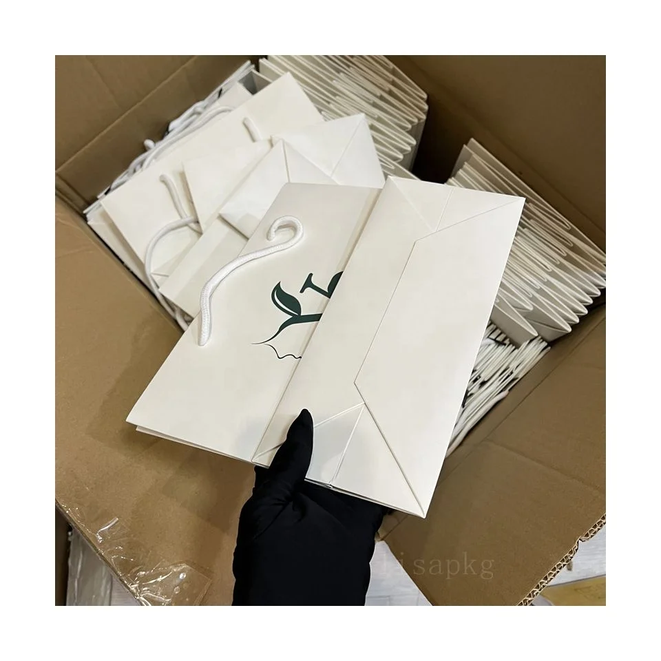 China wholesale decorative luxury recyclable fashion gift paper bags with your own logo