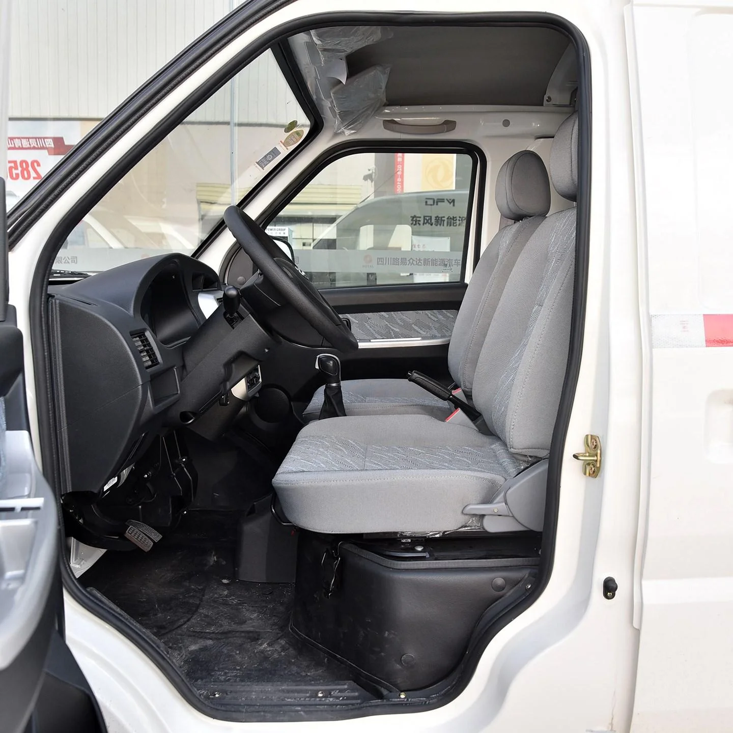 New Design 5 Doors Dongfeng Minibus With 45KW