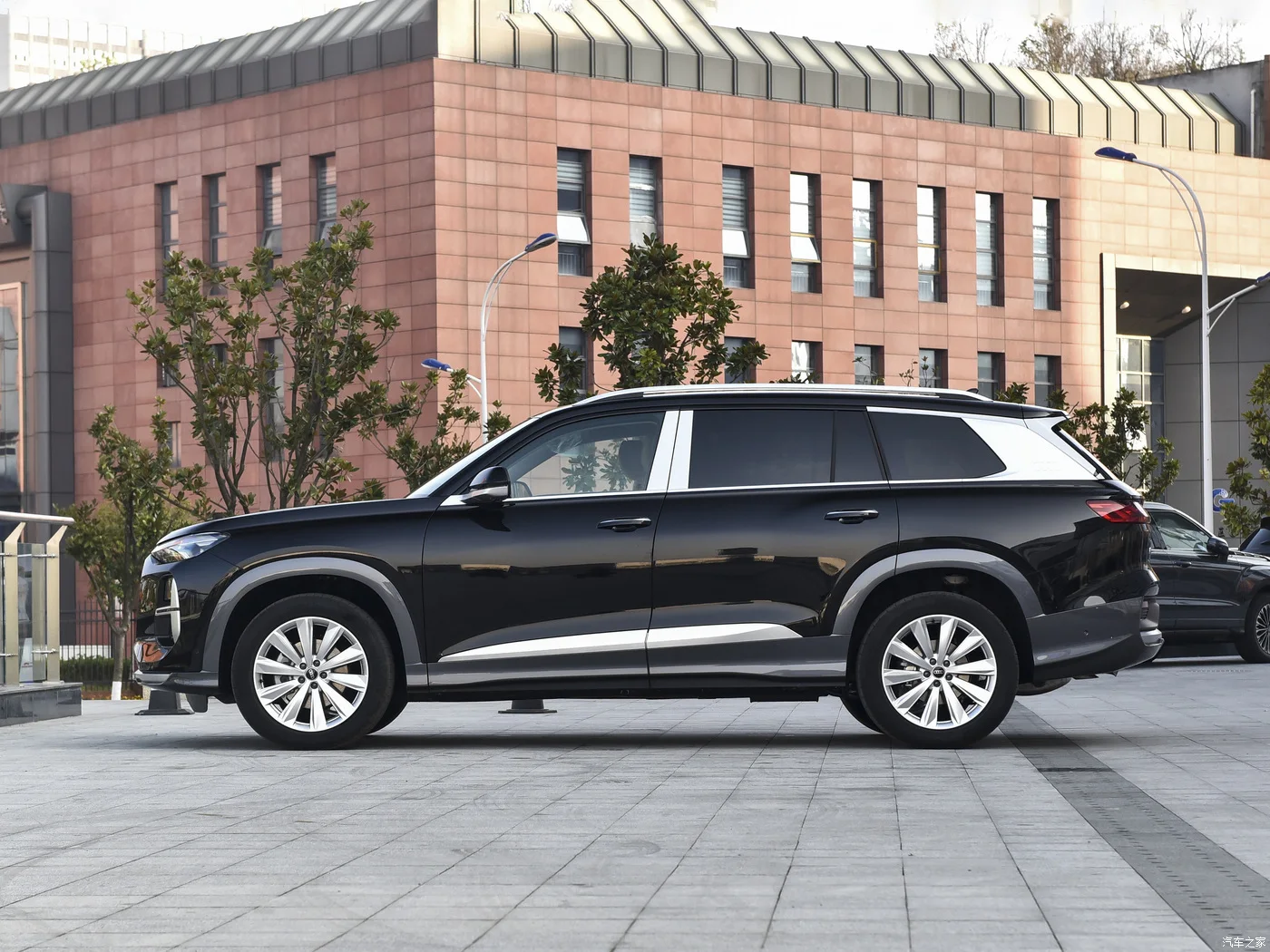 Лидер продаж 2024 автомобиль Audi Q6 40 TFSI внедорожник с низким пробегом хорошее состояние заводской багажом на крышу из алюминиевого сплава