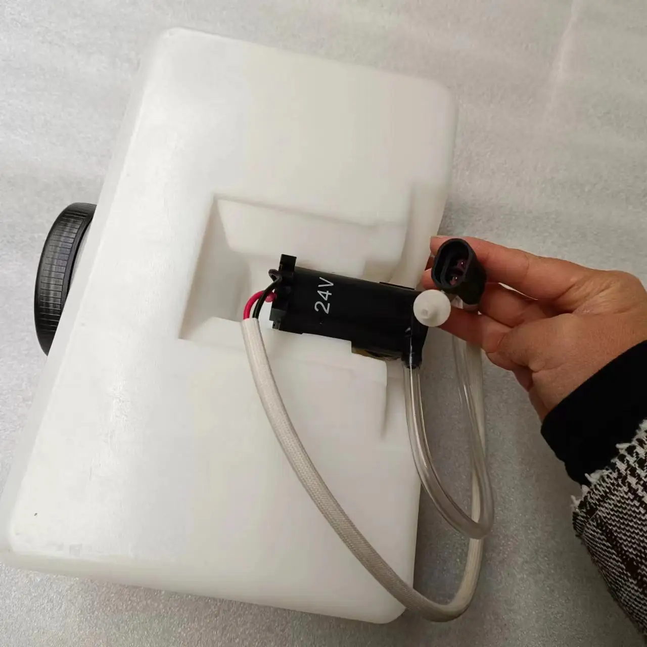 China Factory Prices Windshield Washer Fluid Reservoir Tank Better Windshield Washer Tank Pajero