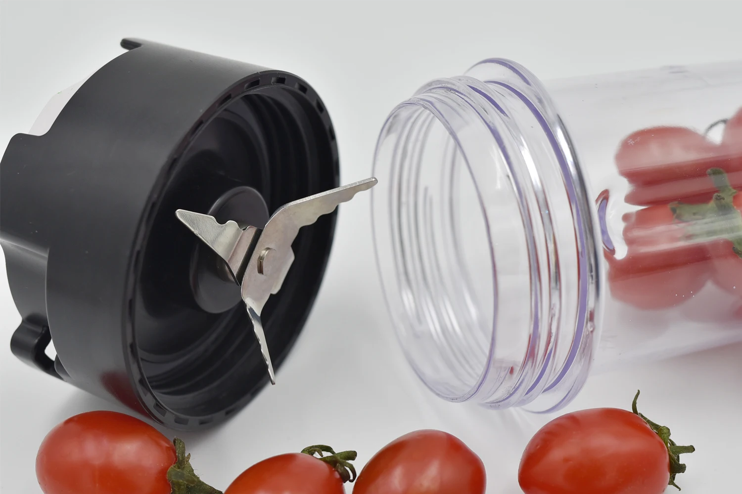 Magnet Charging Electric Rechargeable wholesale waterproof Portable Mini Fruit juice extractor blender