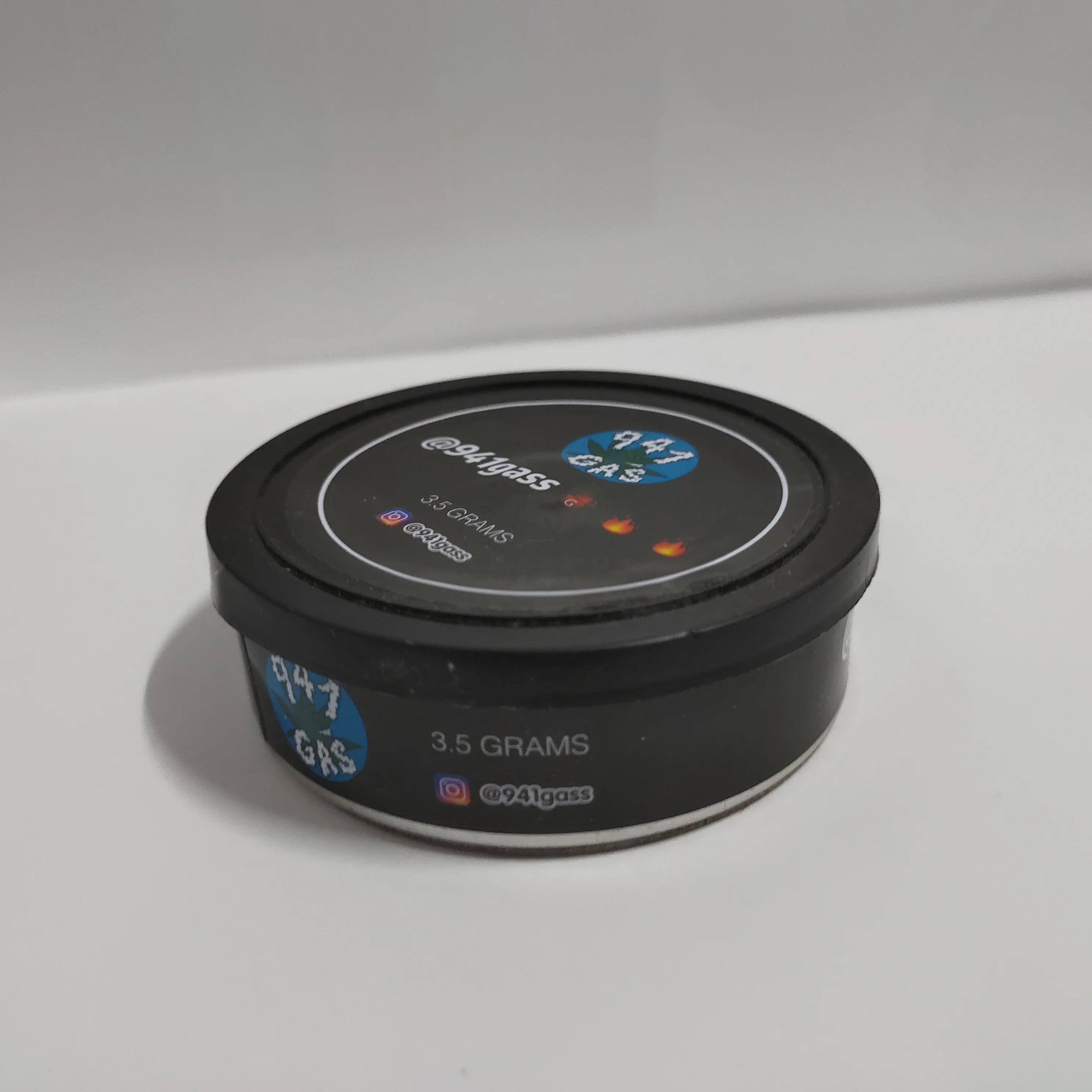 
3.5gram pressitin tin wholesale with clear or black plastic top and custom stickers 