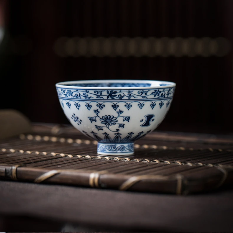Керамическая чайная чашка в китайском стиле кунг-фу Jingdezhen ручной работы обернутая цветами с куриным сердцем синяя и белая фарфоровая