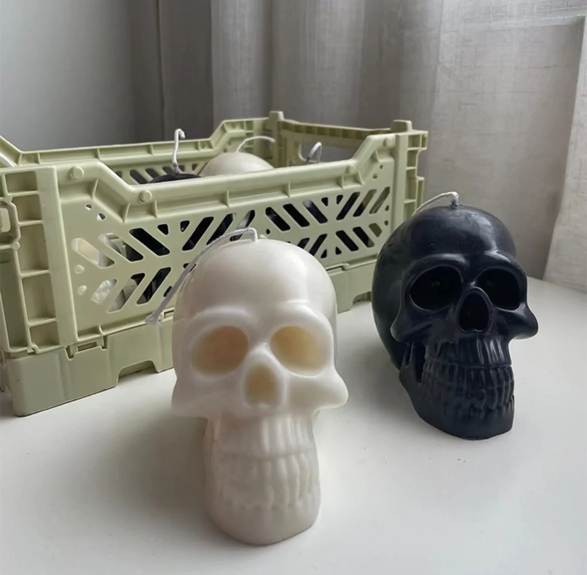 Wholesales High Quality Low MOQ Low Price Handmade Natural Soy Wax Skulls Scented Candle Novelty Candle  for Halloween