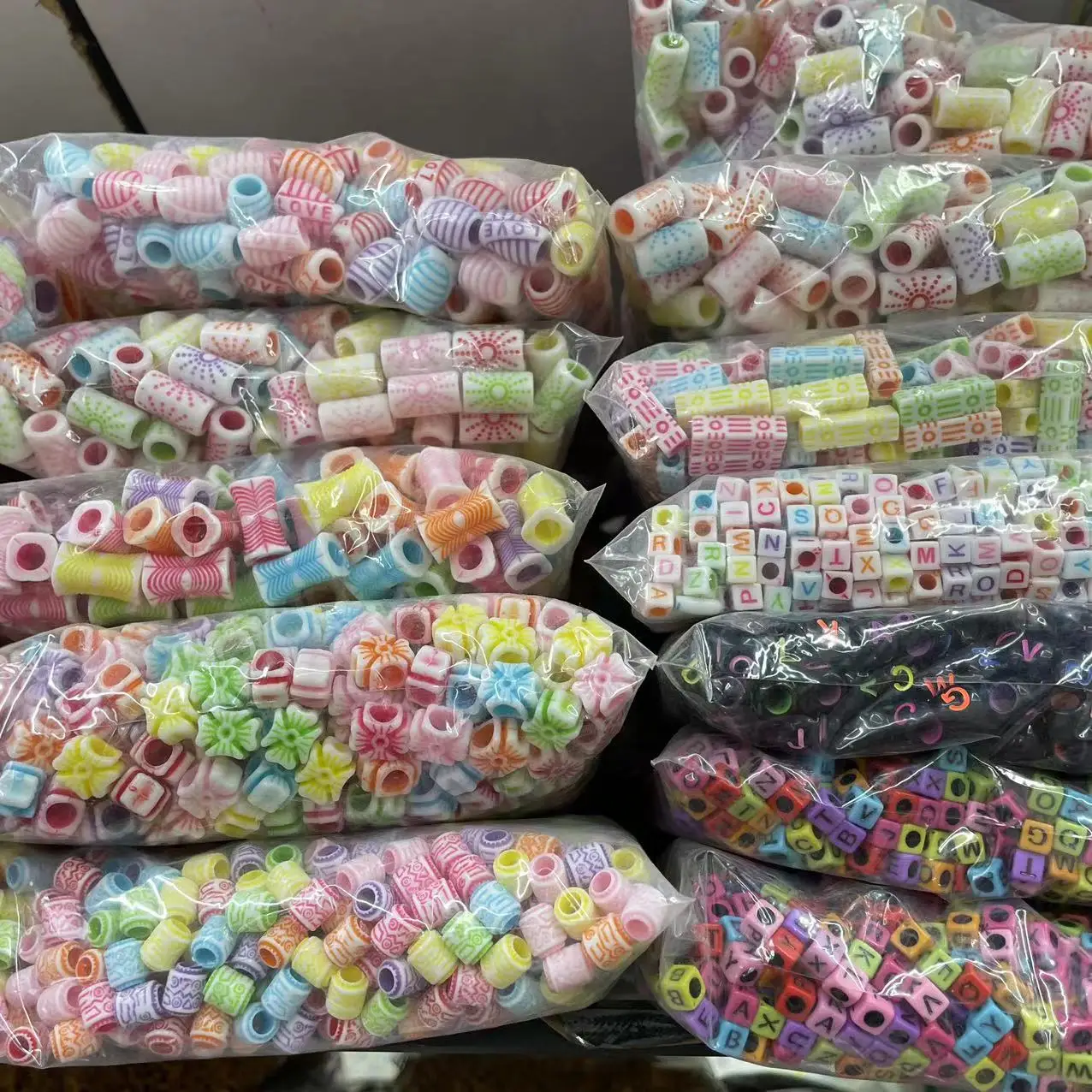 Фабрика Mylulu Yiwu оптовая продажа 500 г/пакет изготовленный на заказ пластиковый акриловый браслет аксессуары для распущенных волос пони бусины косы