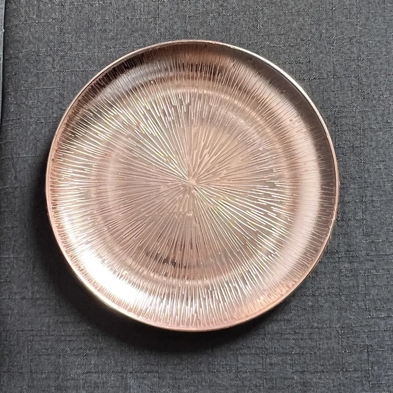 2025 simple design wholesale one side painting gold table decoration round 13 inch plastic charger plate