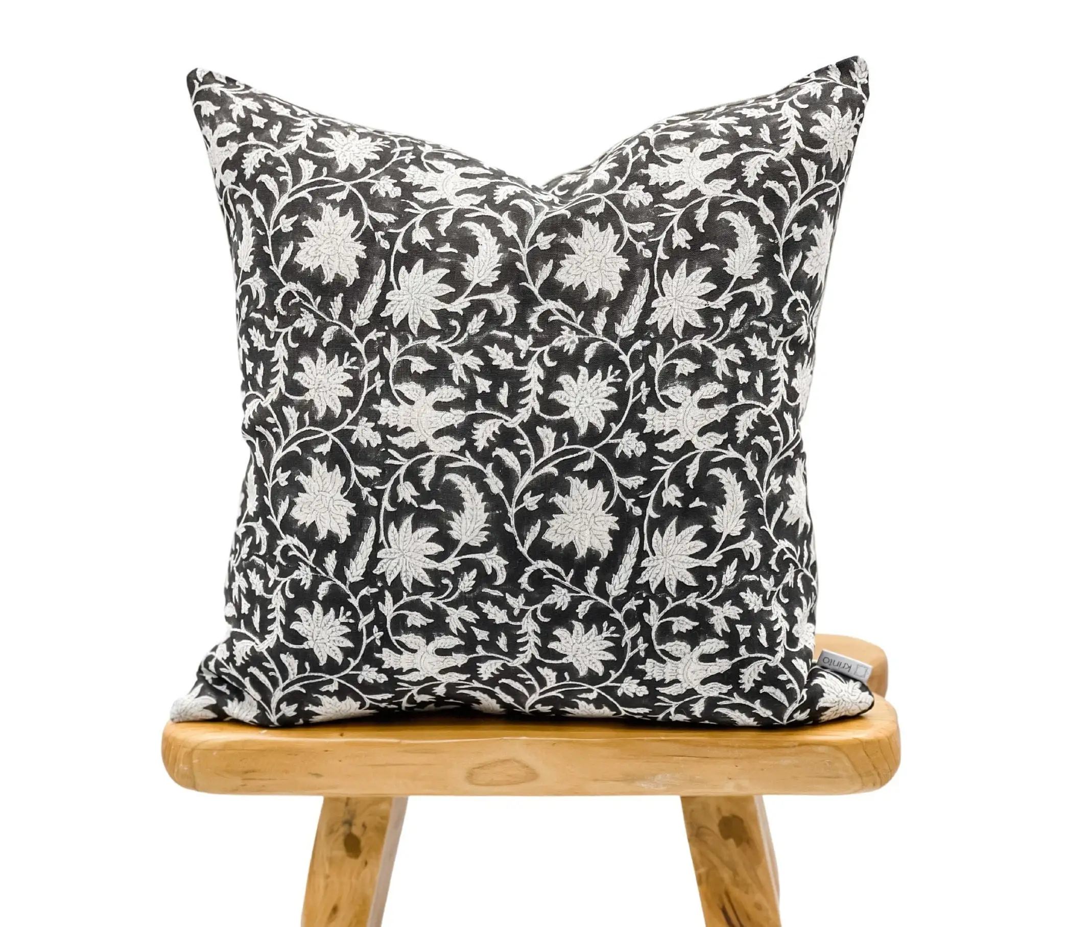 Черно-белая наволочка для подушки из натурального льна